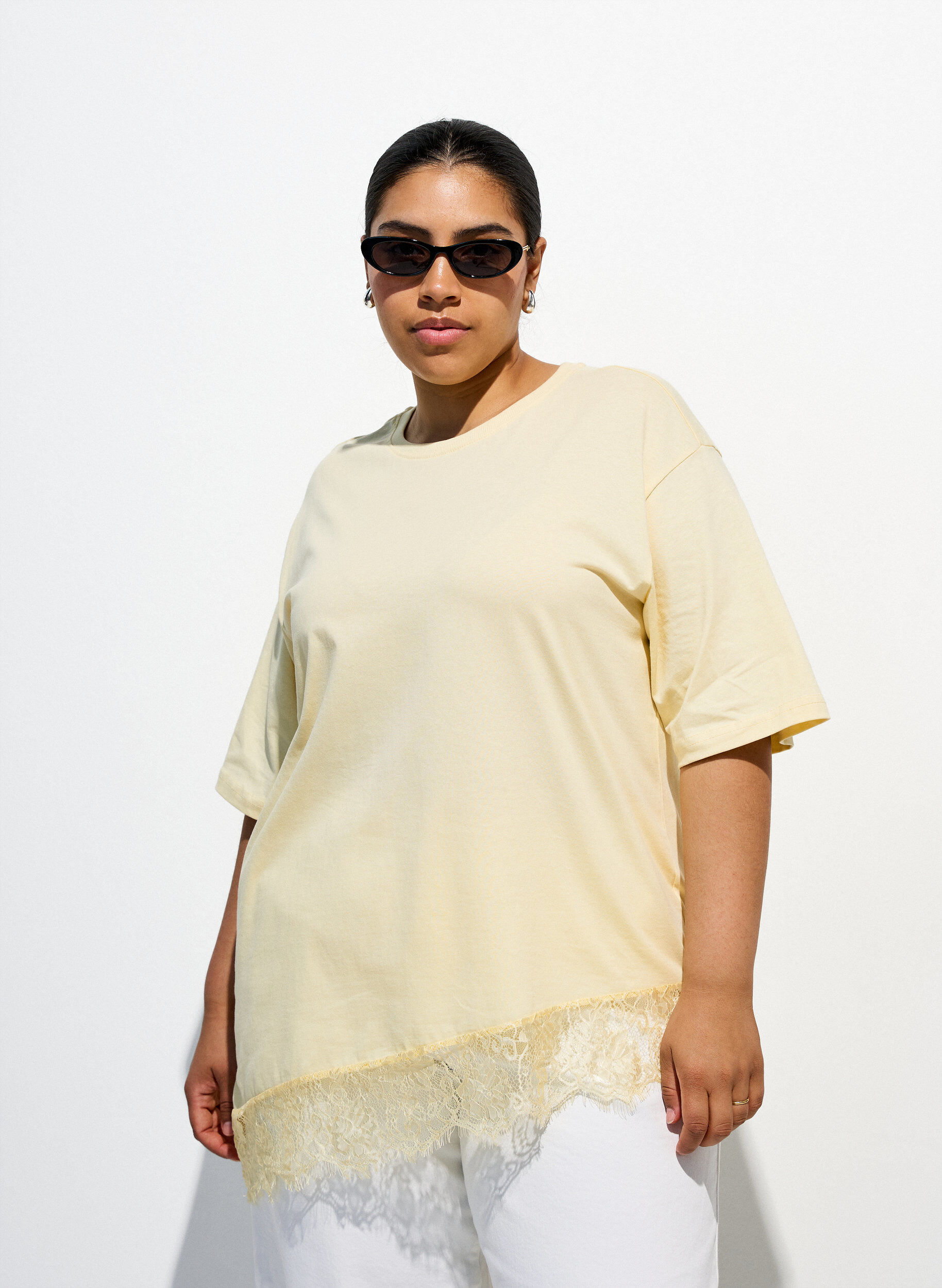 T-shirt met asymmetrische kanten zoom