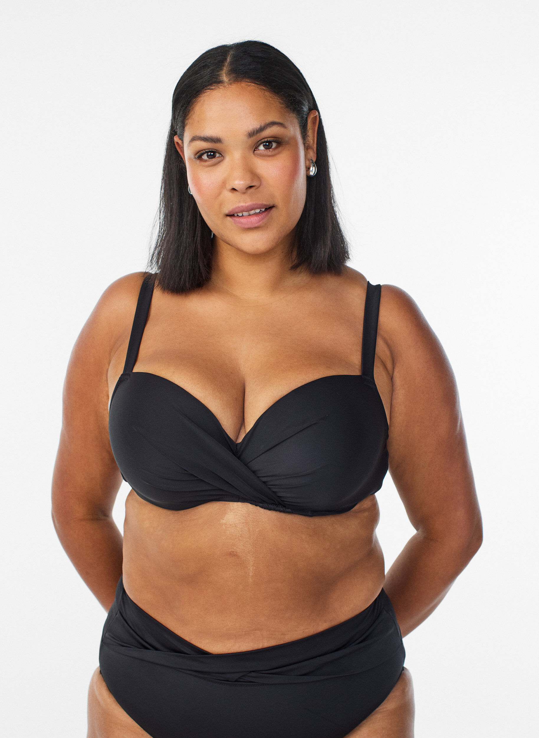 Haut de bikini avec armatures et drap&eacute;, Noir, Model