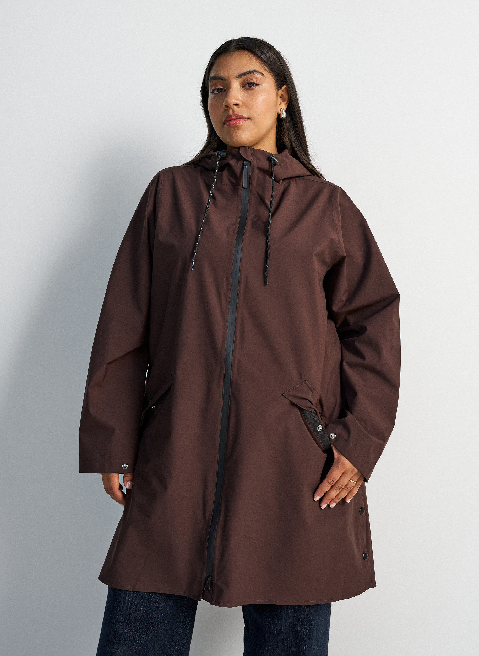 Regenjas met zakken en capuchon, Bruin, Model