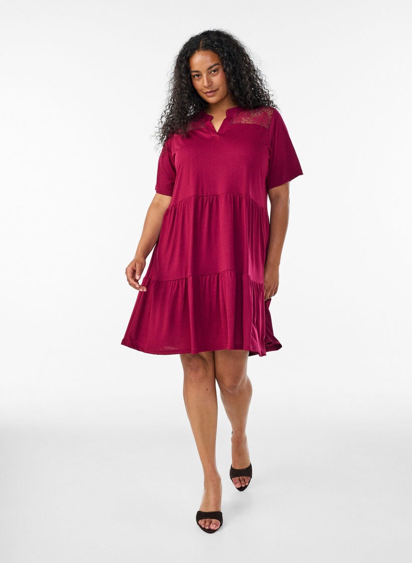 Robe en jersey avec d&eacute;tails en dentelle et jupe superpos&eacute;e, Rouge, Model image number 1