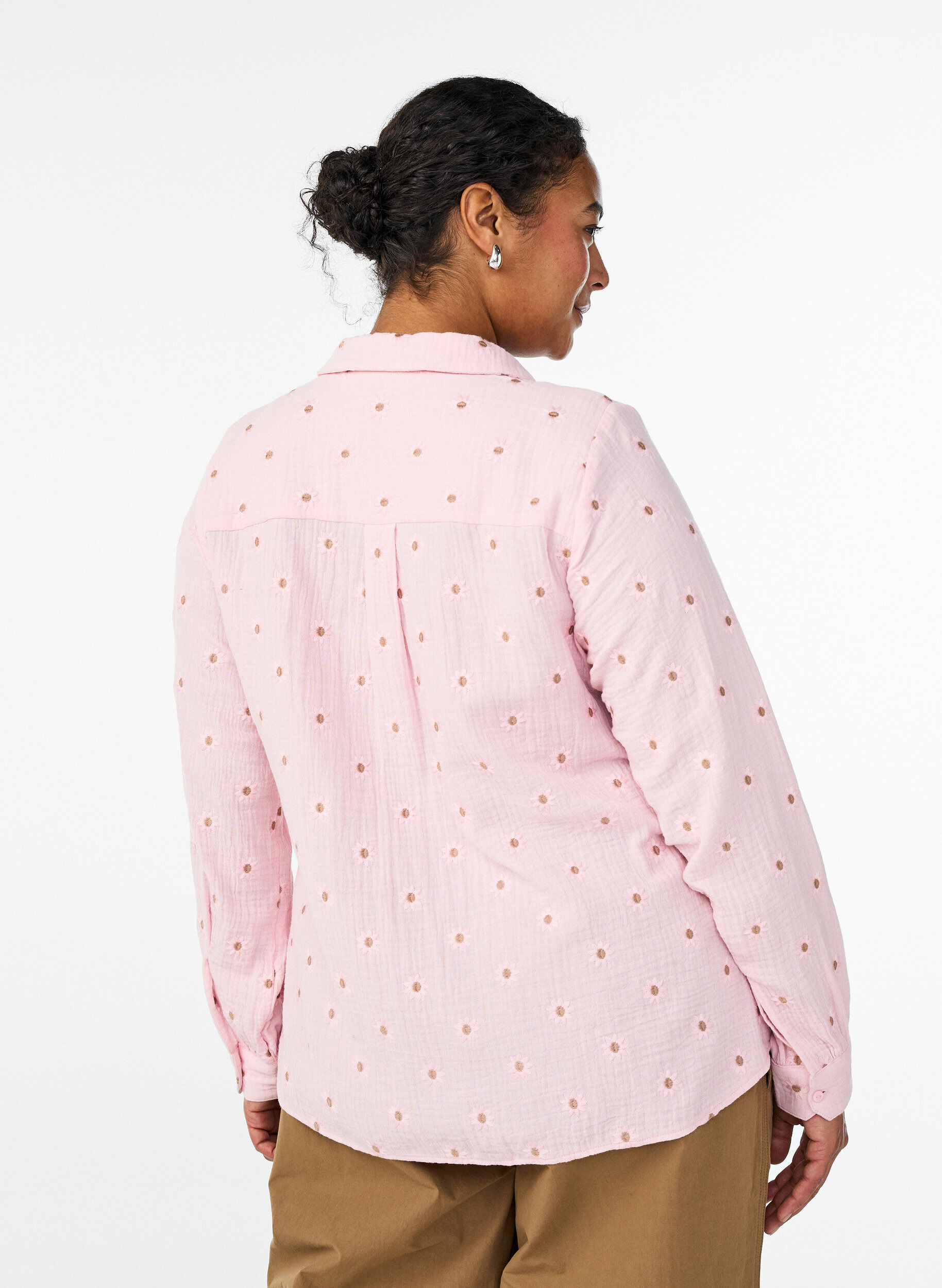 Zizzi Blouse &agrave; manches longues en mousseline de coton avec motifs brod&eacute;s, Rose, Model image number 2