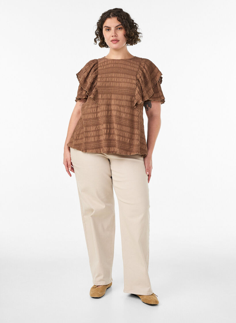 Blouse avec texture smock&eacute;e et manches &agrave; volants, Marron, Model image number 1