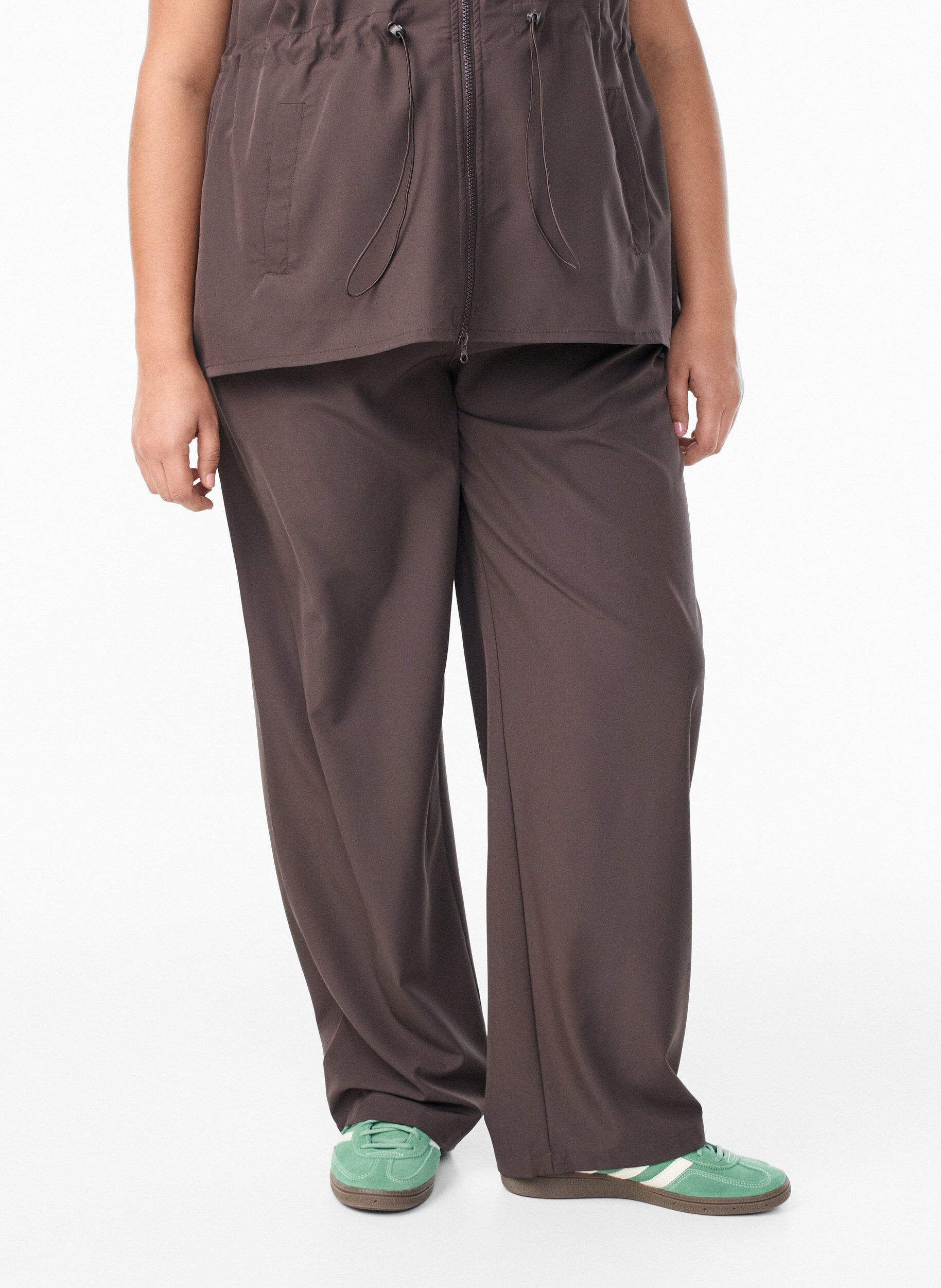 Zizzi Pantalon de sport taille haute et coupe droite, Marron, Model image number 2