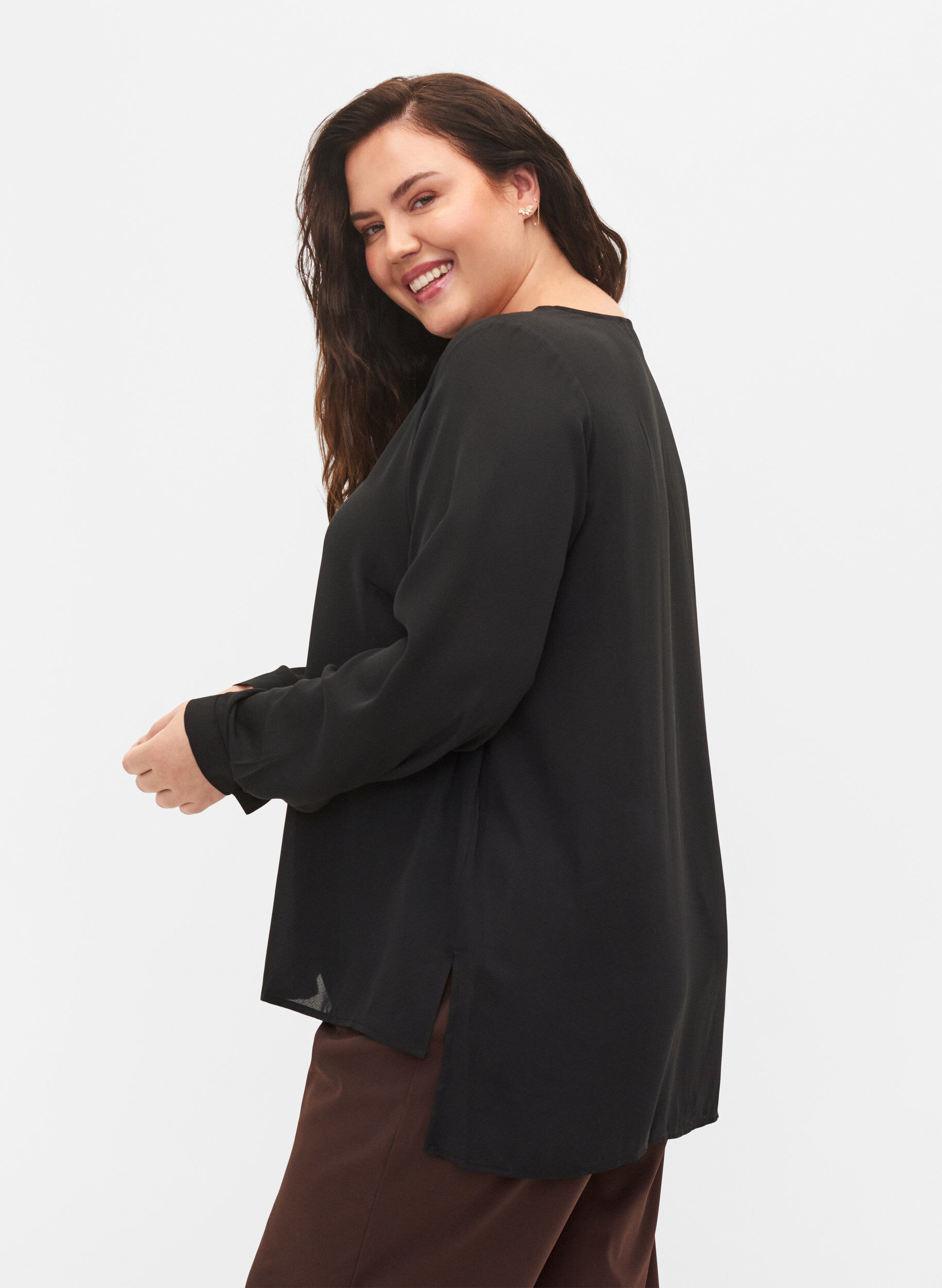 Zizzi Chemise de couleur unie avec col en V, Black, Model image number 2