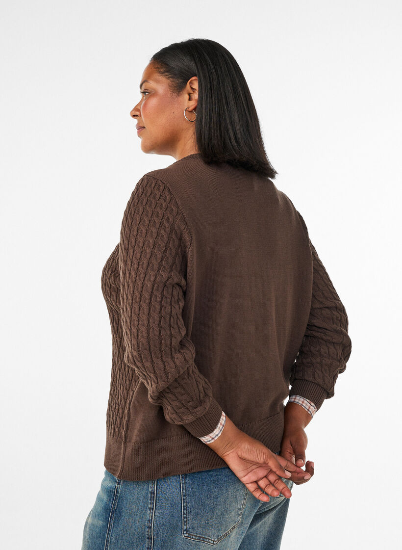 Kabelgebreid vest met gouden knopen, Bruin, Model image number 2