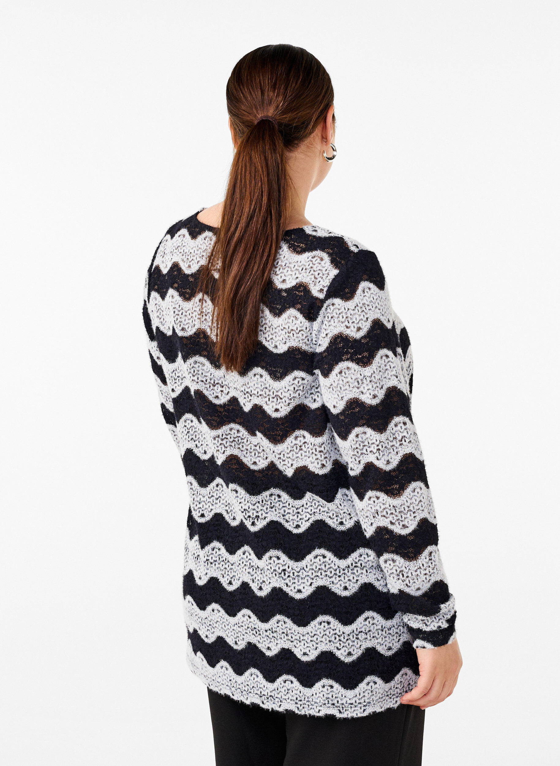 Zizzi Chemisier en tricot avec un motif de vague, Black Stripe, Model image number 1