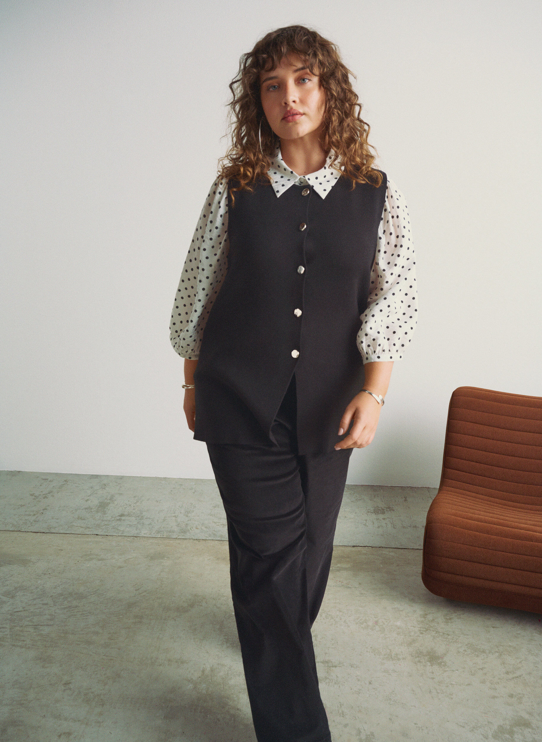 Zizzi Pantalon taille haute en velours c&ocirc;tel&eacute; &agrave; coupe ample, Noir, Image image number 0