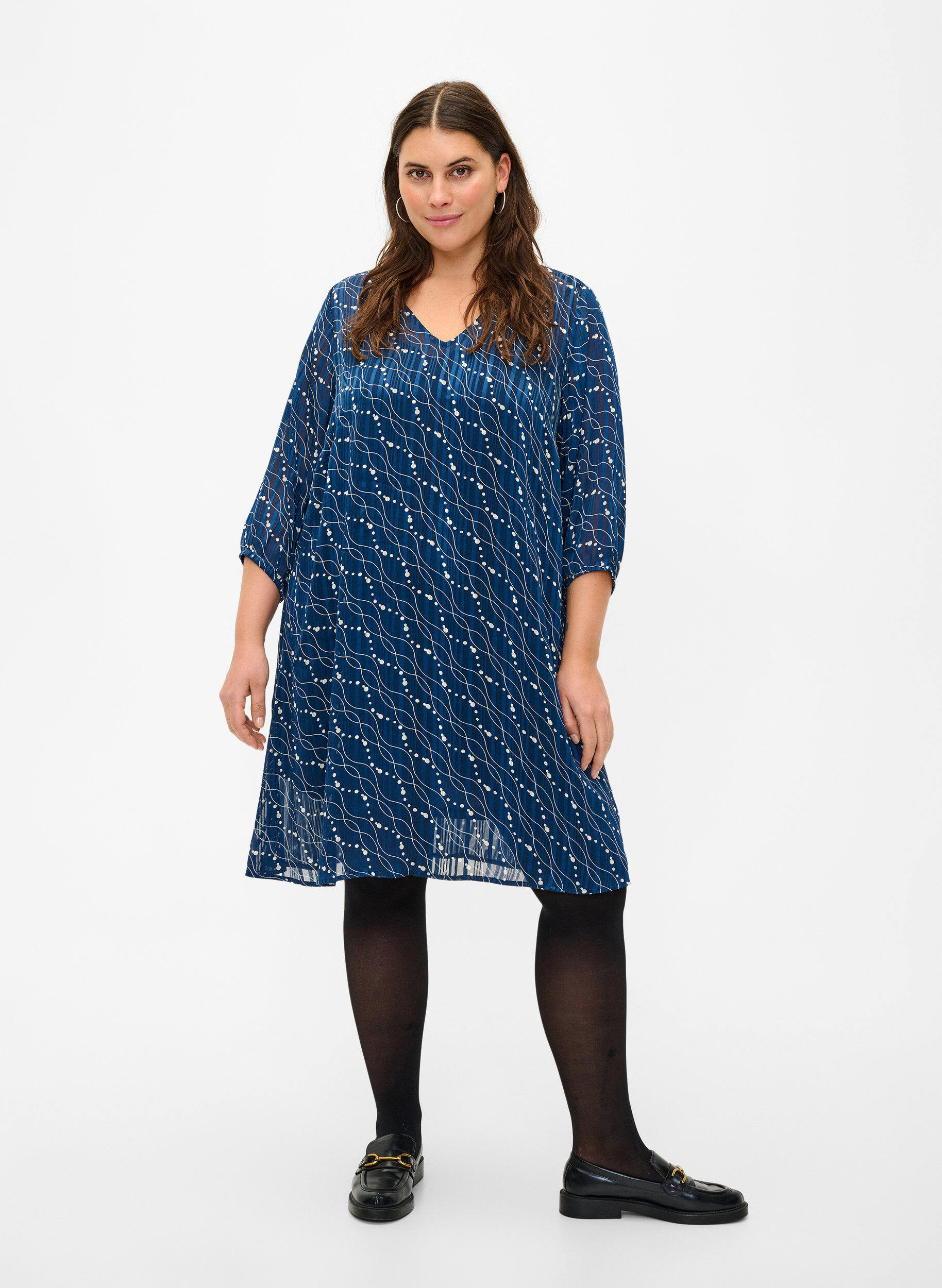 Zizzi Robe imprim&eacute;e avec col en V et manches 3/4, Dress Bl. Swirl AOP, Model image number 2