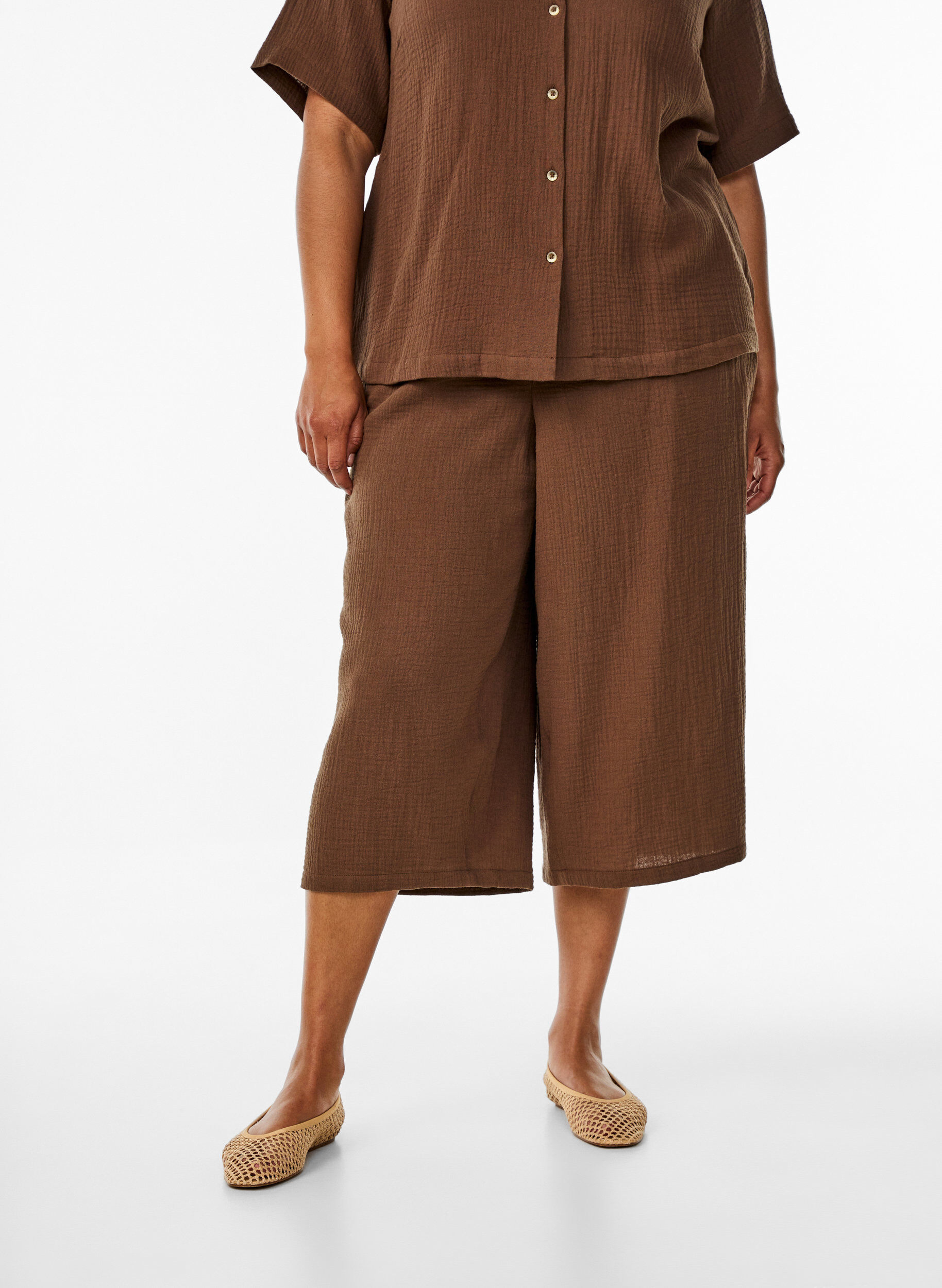 Zizzi Pantalon culotte en mousseline de coton avec taille haute, Marron, Model image number 2