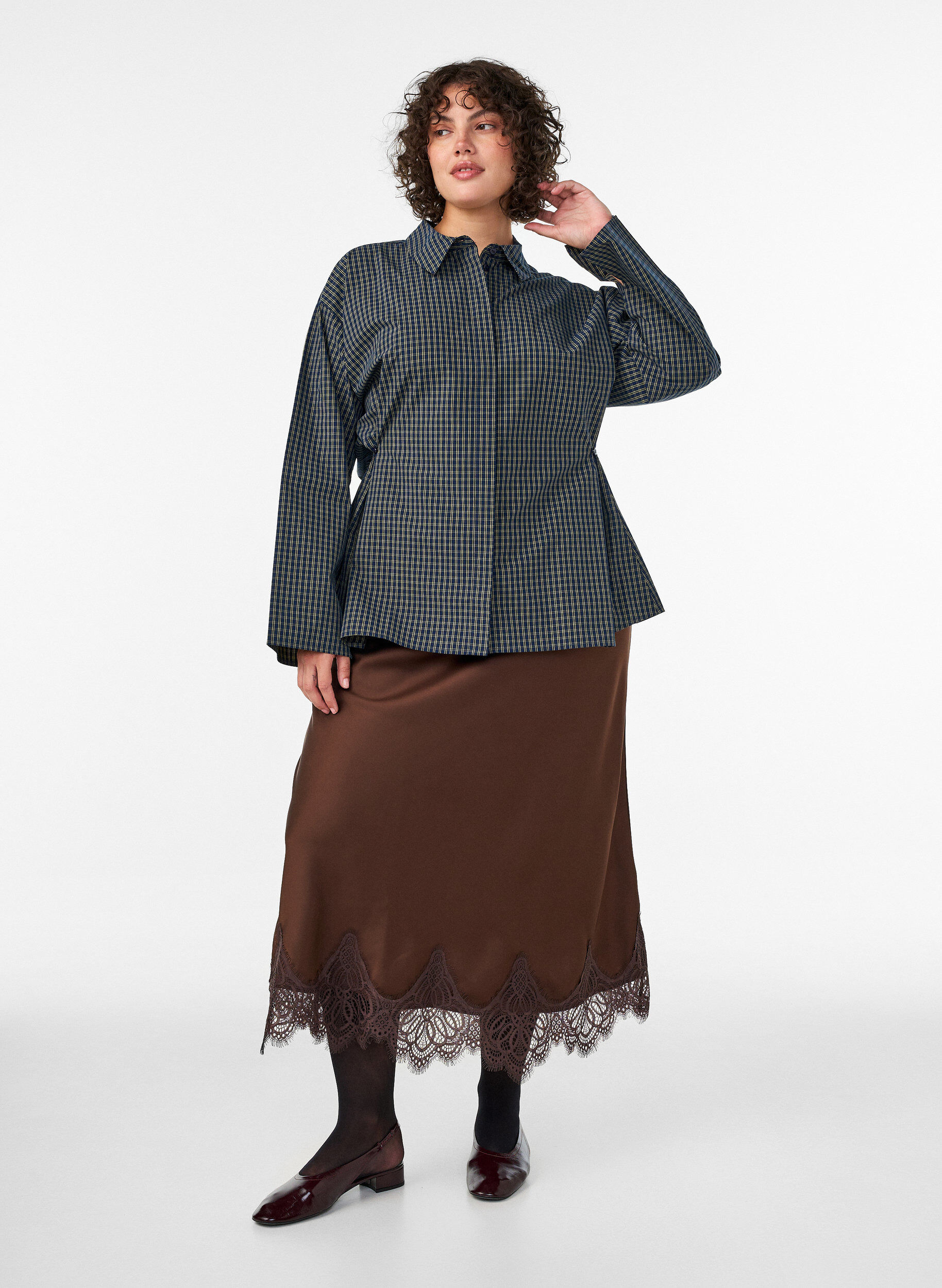 Jupe midi en satin avec bordure en dentelle, Marron, Model