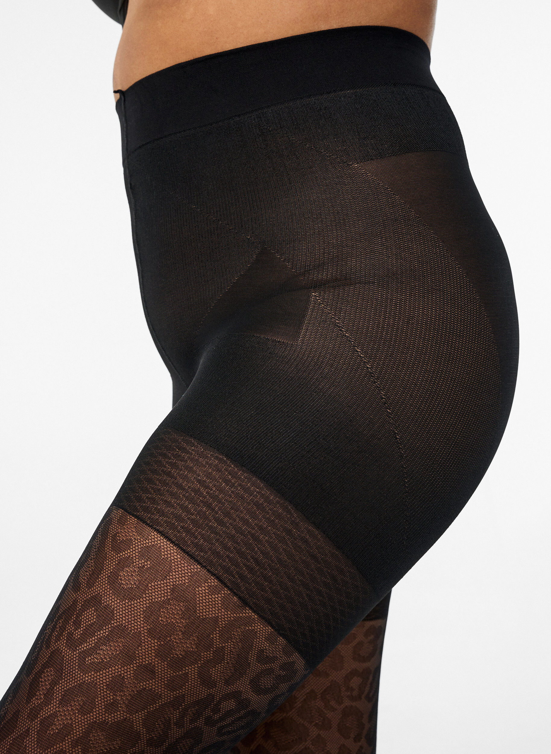 Zizzi Collants 50 deniers imprim&eacute; l&eacute;opard avec push-up, Noir, Model image number 2