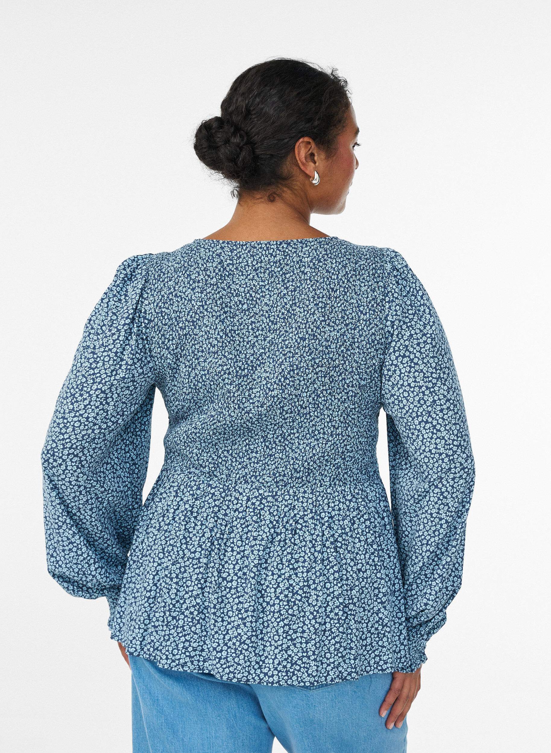 ZizziBlouse avec haut smock&eacute; et imprim&eacute; fleuri, Bleu, Model image number 2