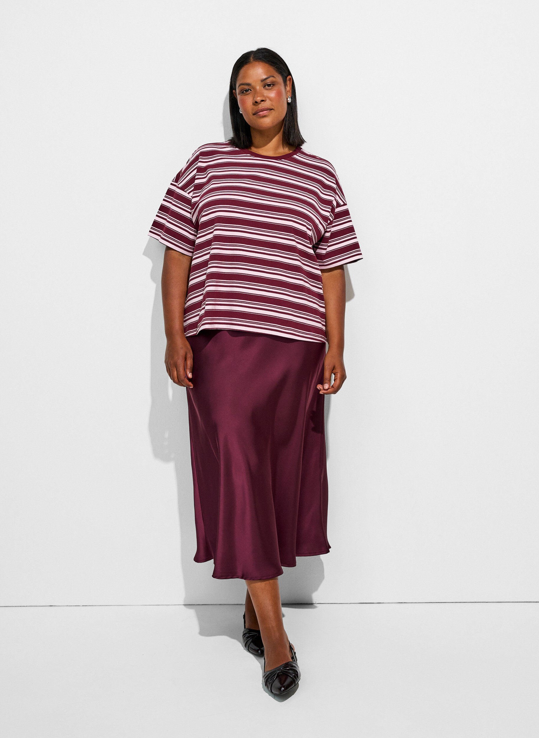 Jupe midi en satin, Bordeaux, Model