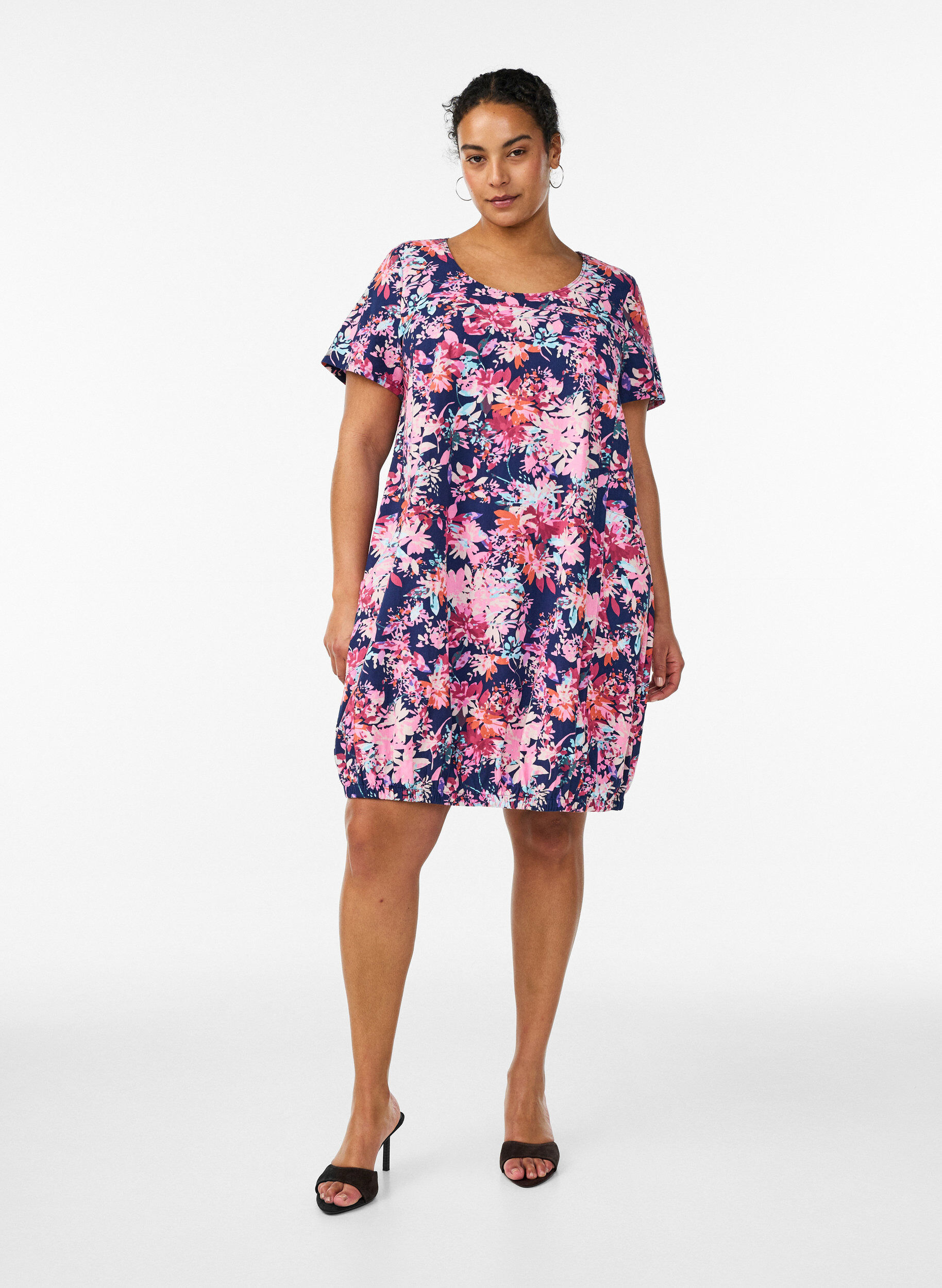 Zizzi Robe en coton &agrave; manches courtes avec imprim&eacute;, Bleu, Model image number 1