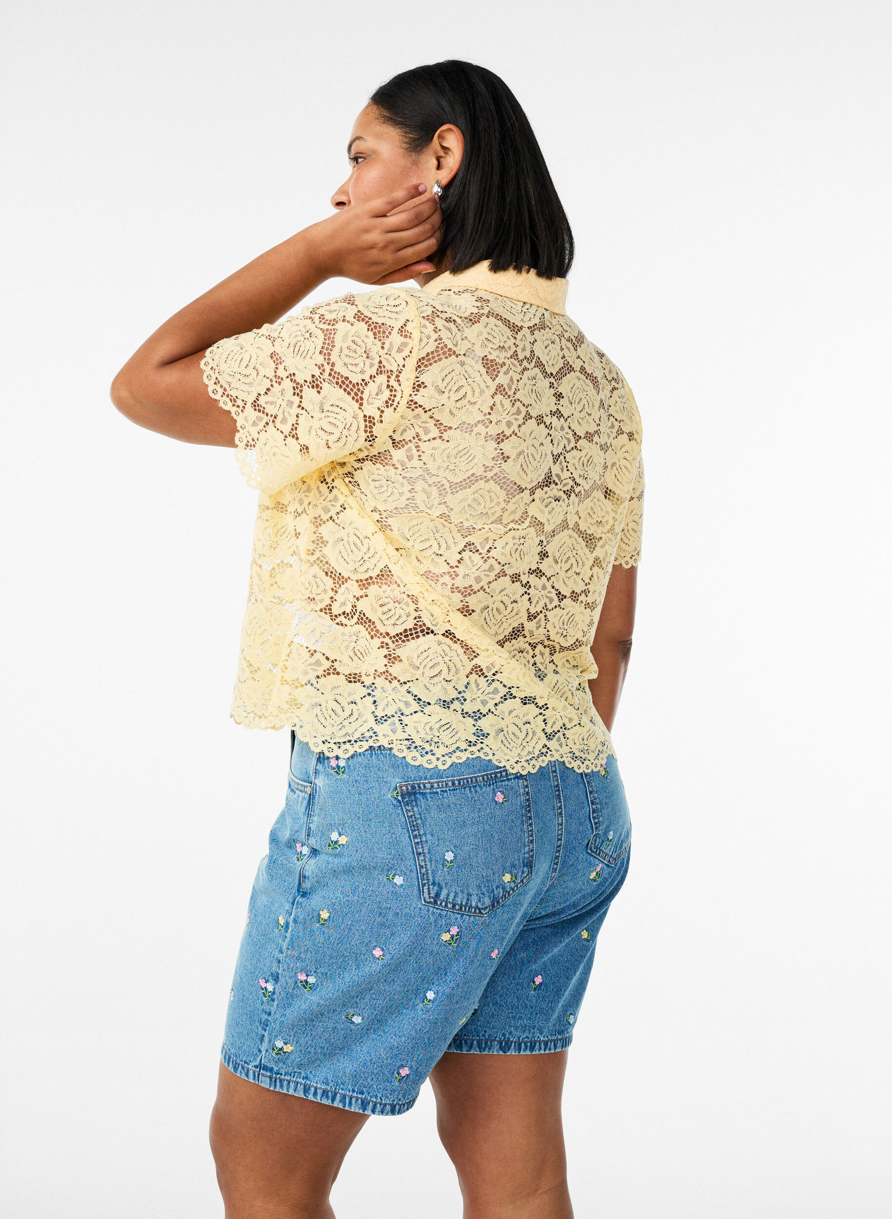 Zizzi Short en jean avec fleurs brod&eacute;es, Bleu Clair, Model image number 2