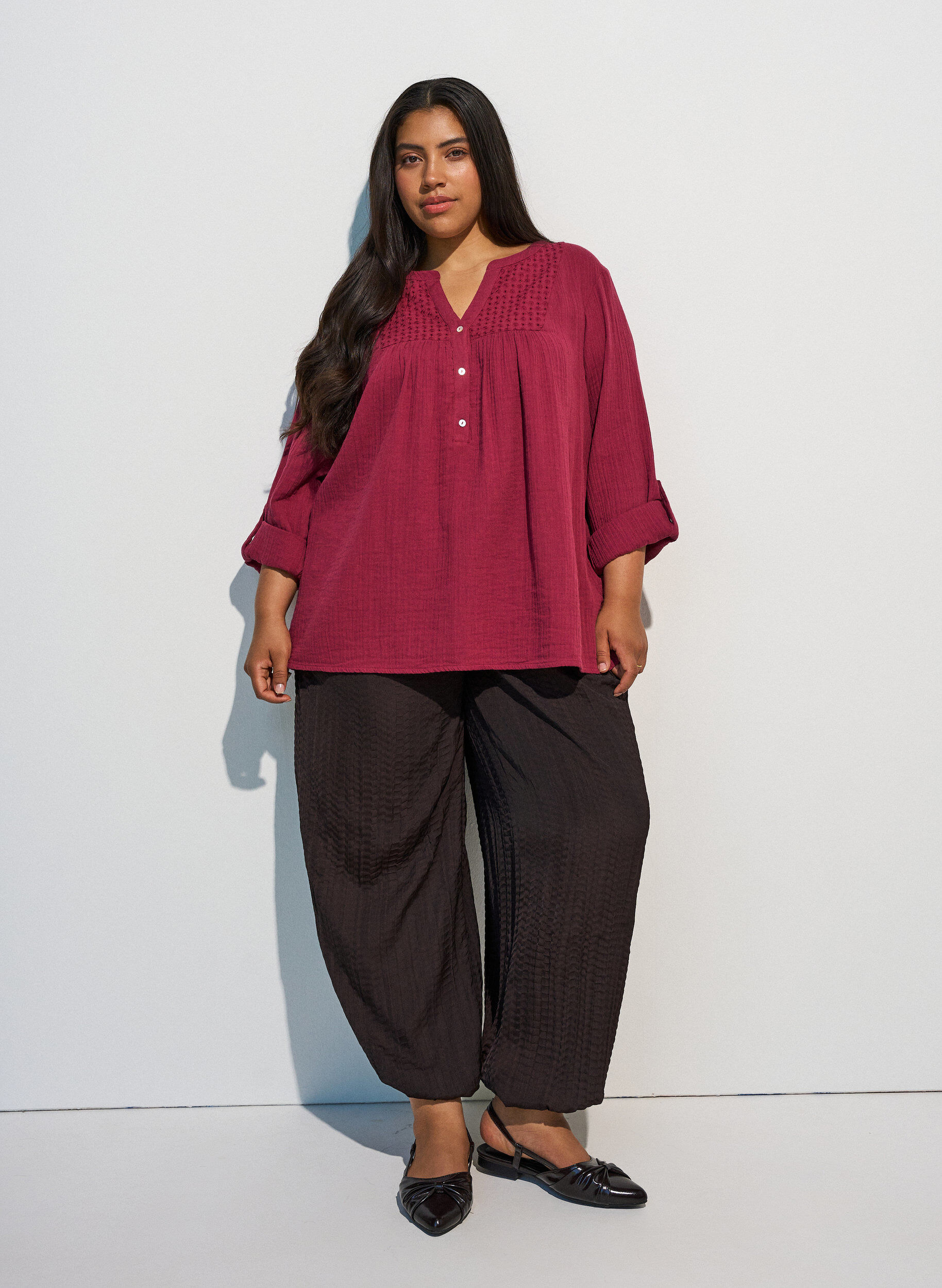 ZizziBlouse in katoenen mousseline met broderie anglaise, Rood, Model image number 1