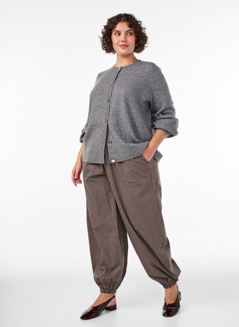 Cardigan in zacht breisel met goudkleurige knopen, Grijs, Model image number 1
