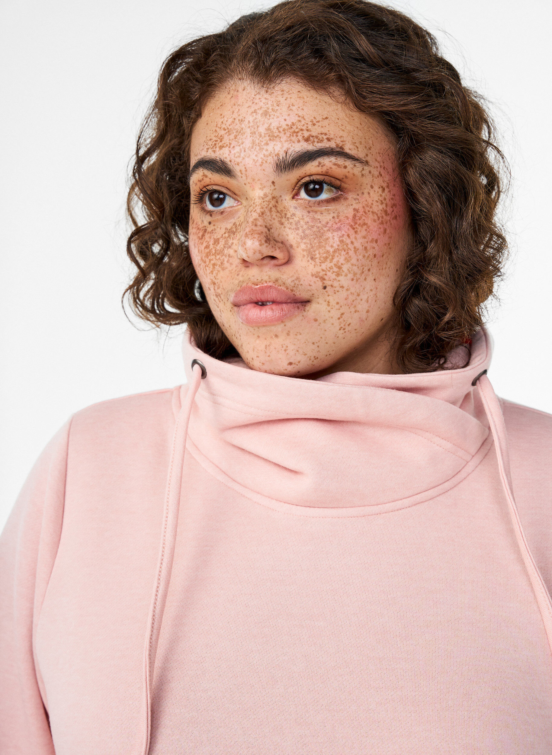 Zizzi Sweatshirt avec col montant et poches, Rose poudr&eacute;e, Model image number 3