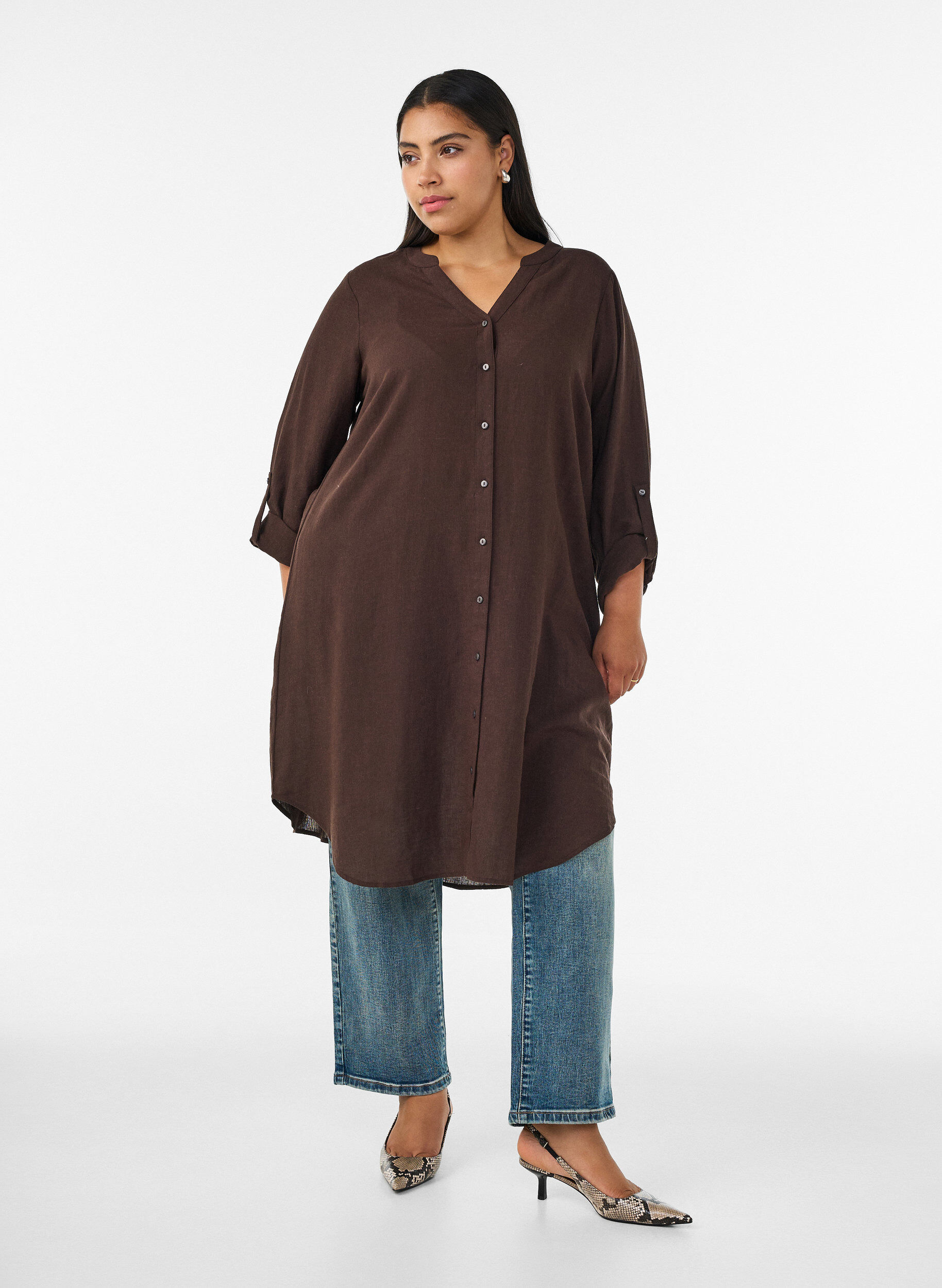 Lang shirt in linnen en viscose, Bruin, Model