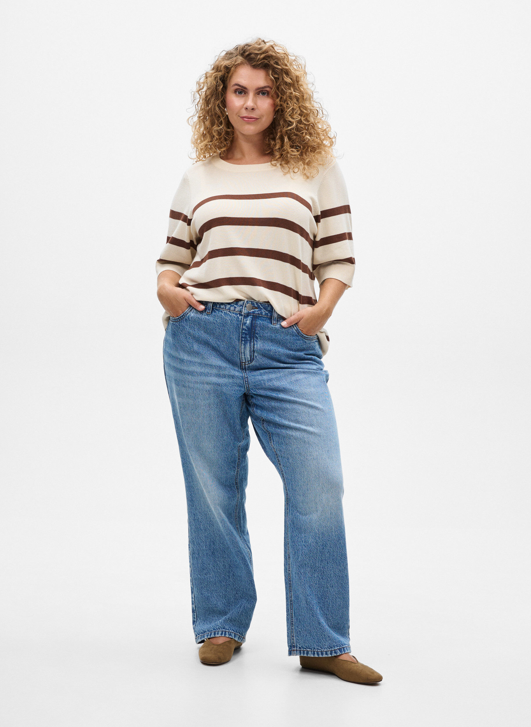 Zizzi Haut en maille ray&eacute;e &agrave; manches courtes, Beige, Model image number 1