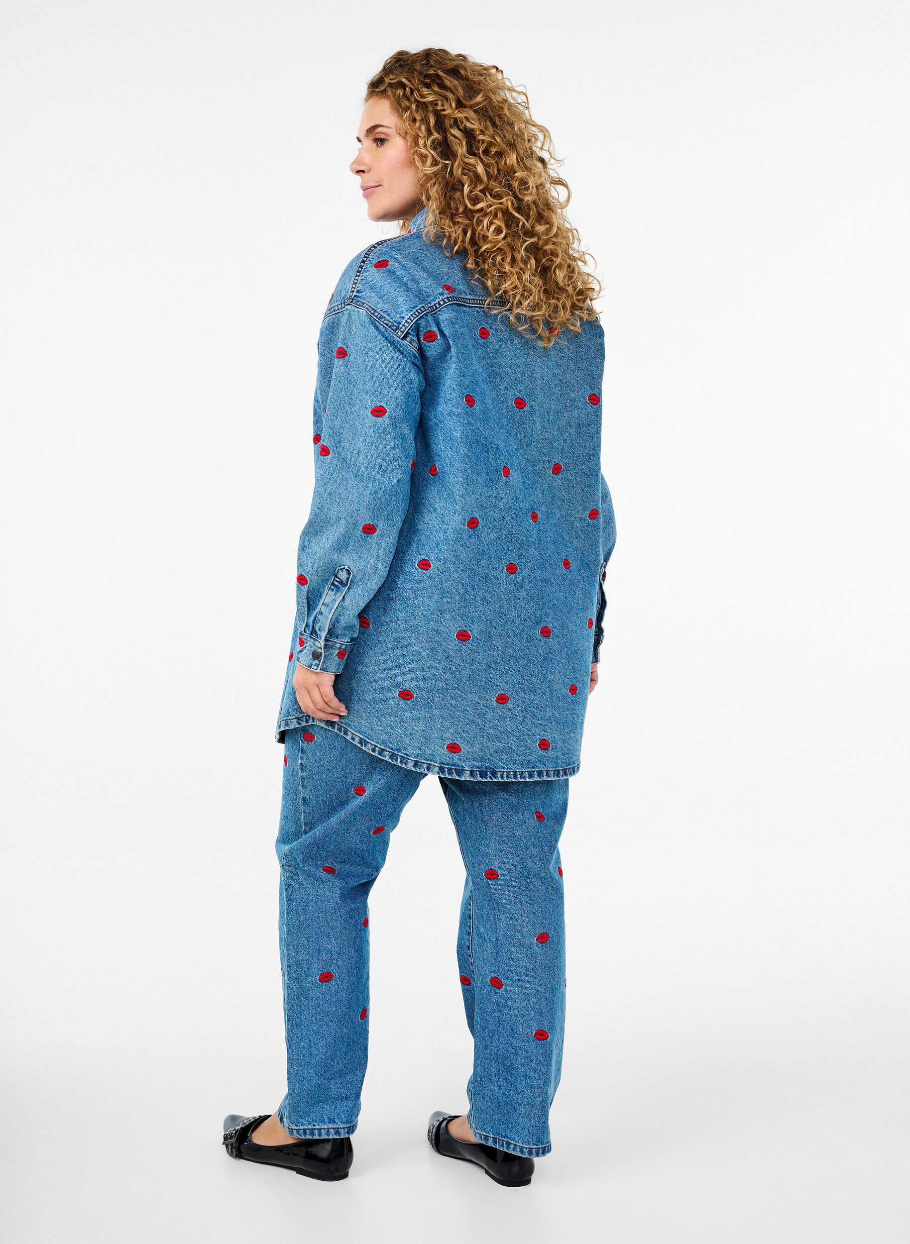 Zizzi Jean Gemma &agrave; taille haute et &agrave; d&eacute;cor l&egrave;vres, Bleu, Model image number 1