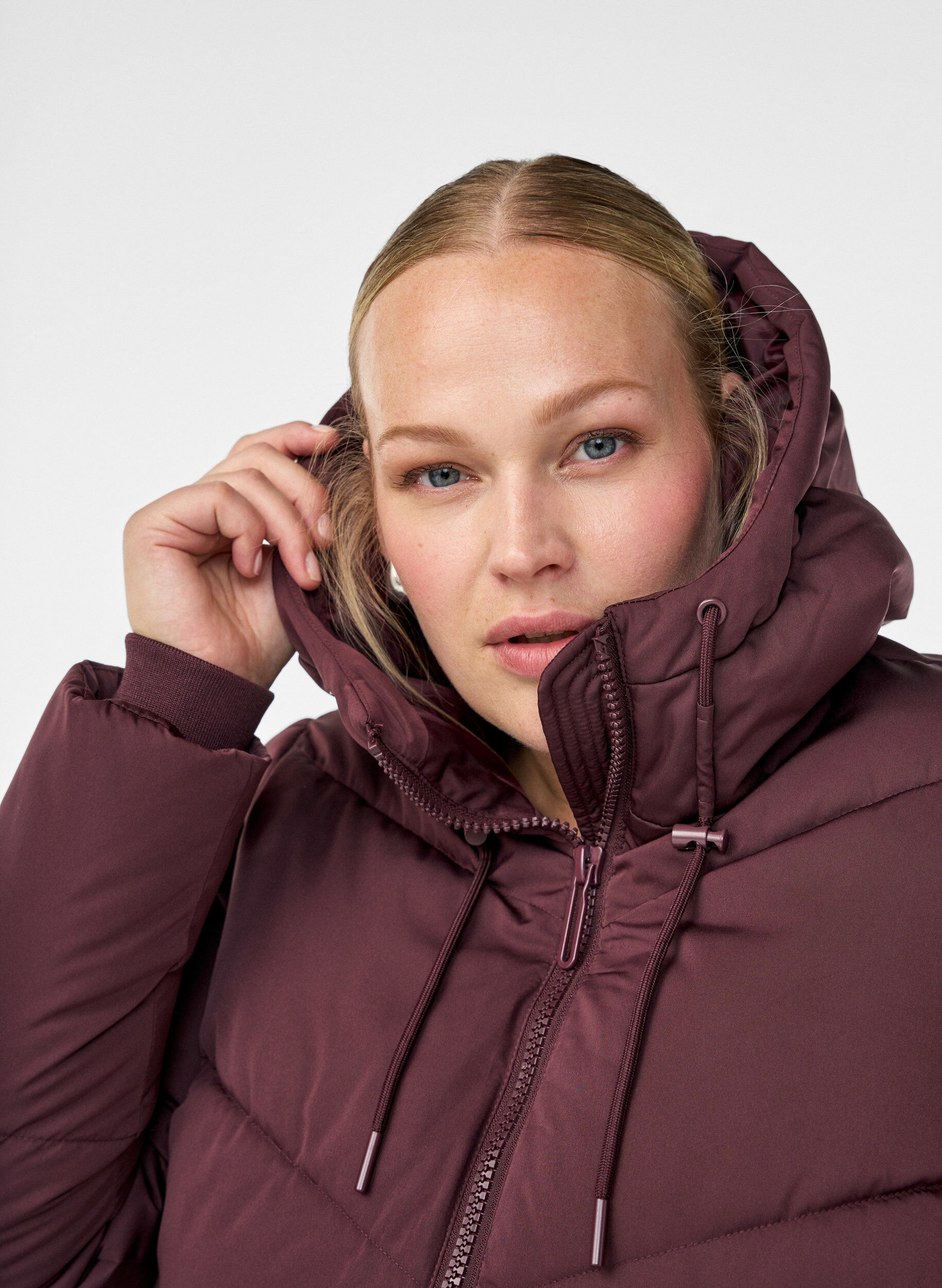 ZizziLange pufferjas met capuchon en zakken, Donker Bordeaux, Model image number 2