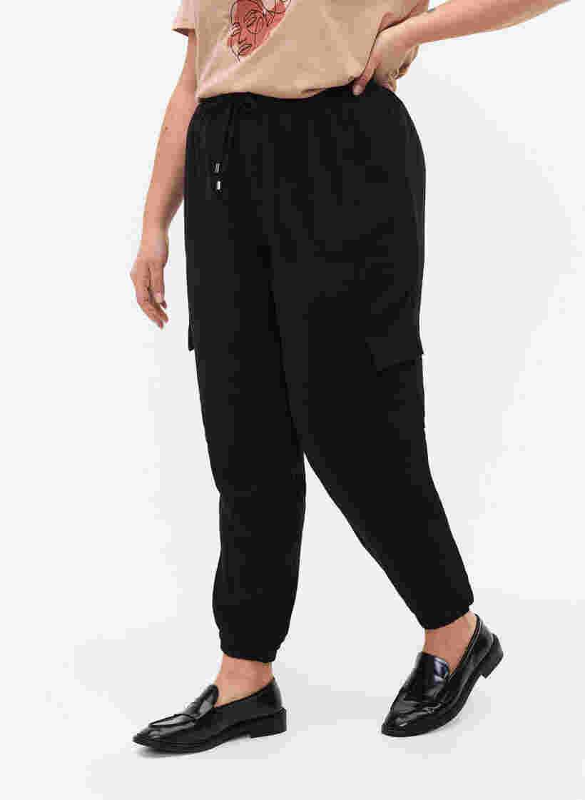 Pantalon ample en viscose avec grandes poches, Black, Model image number 2