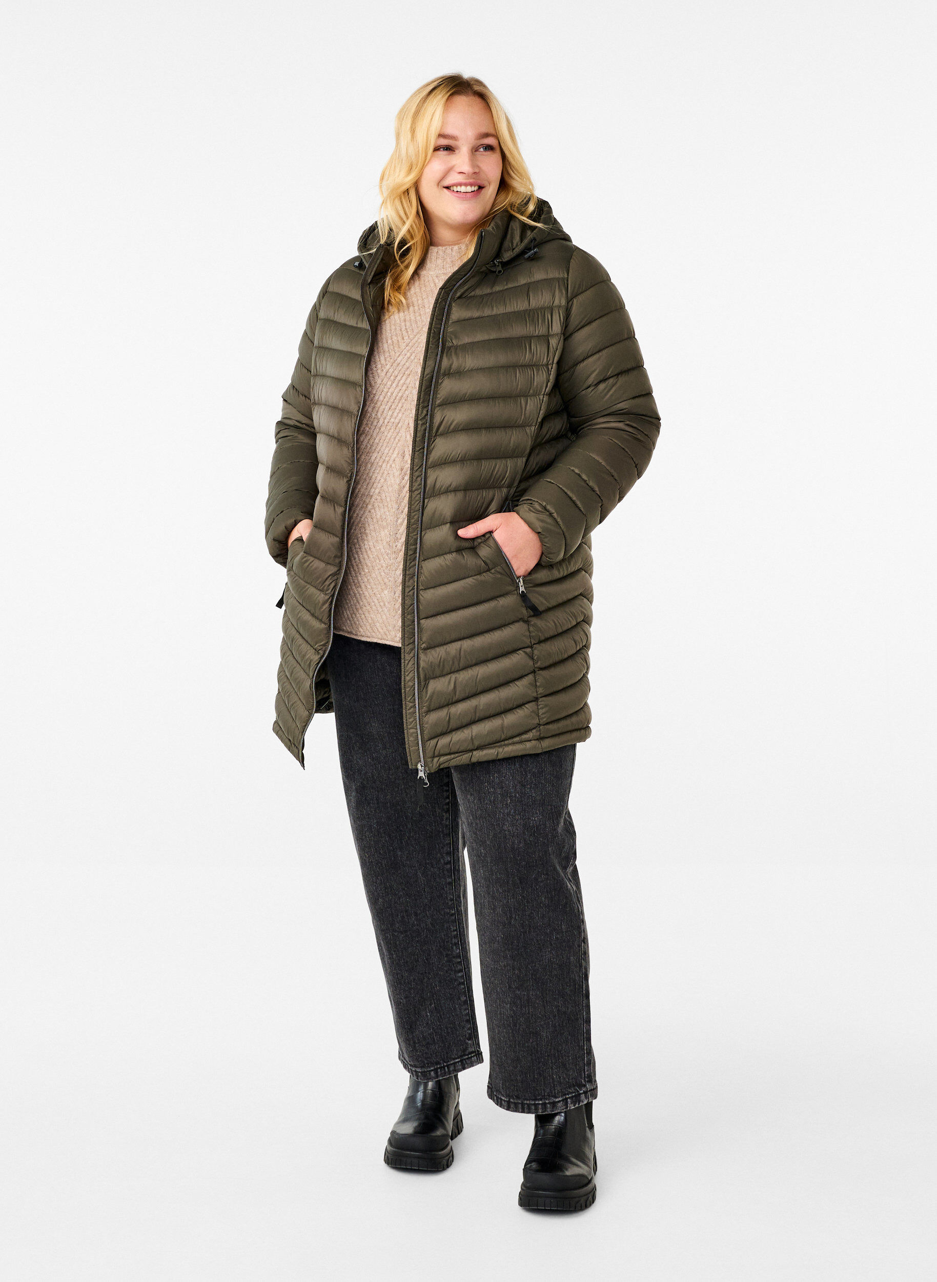 Zizzi Veste l&eacute;g&egrave;re avec des poches et une capuche d&eacute;tachable, Vert, Model image number 1