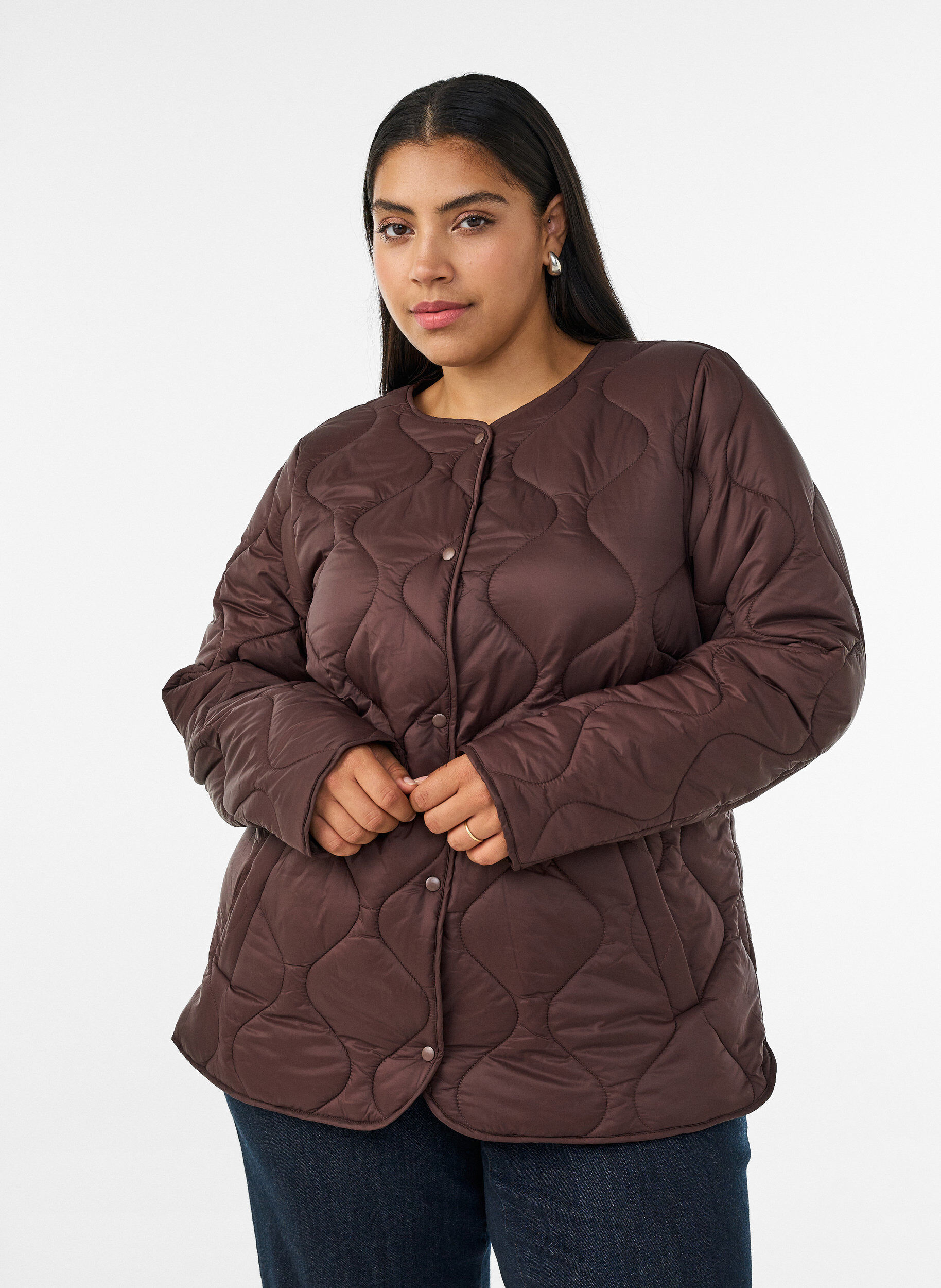 Veste matelass&eacute;e avec boutons-pression et col rond, Marron, Model