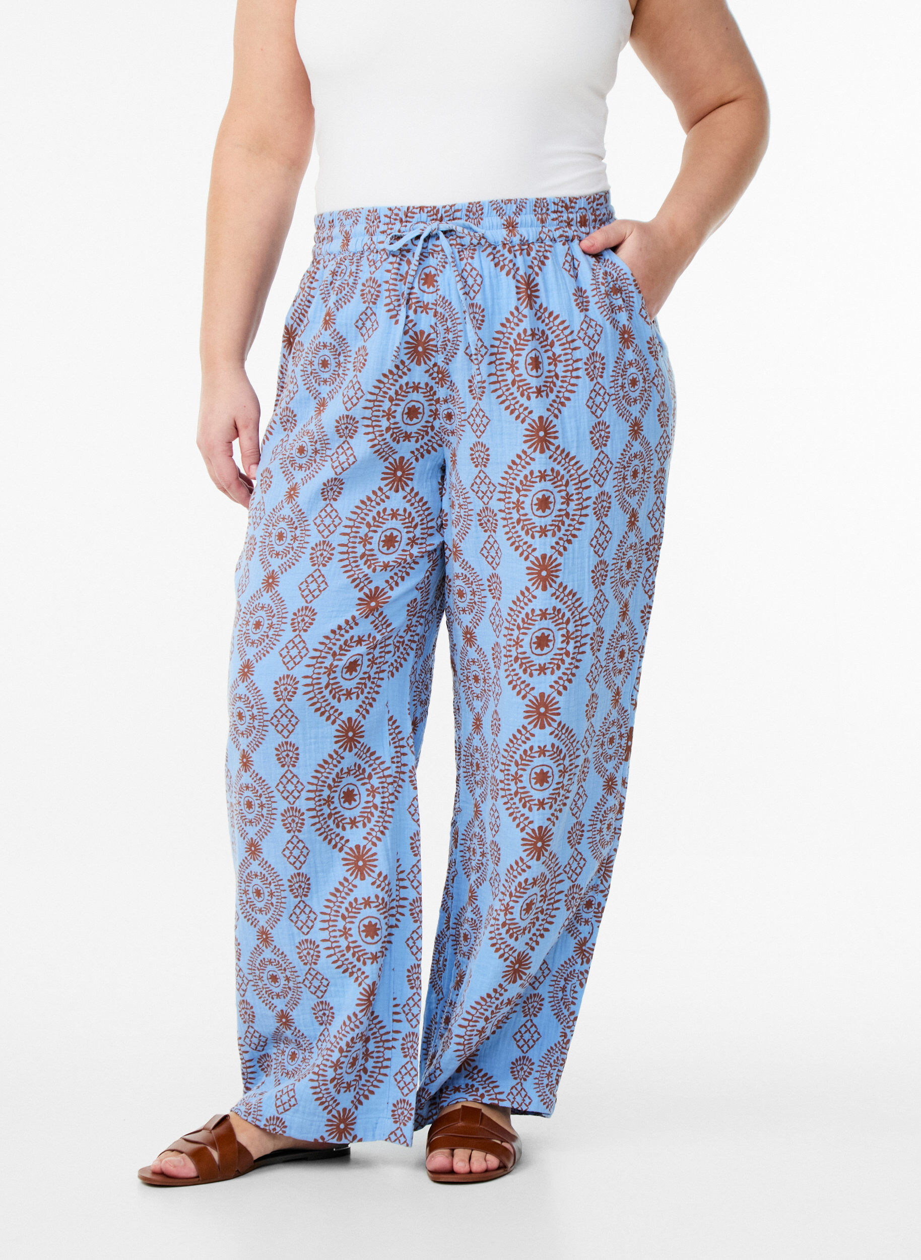 Zizzi Pantalon ample en mousseline de coton &agrave; motif, Bleu Clair, Model image number 2
