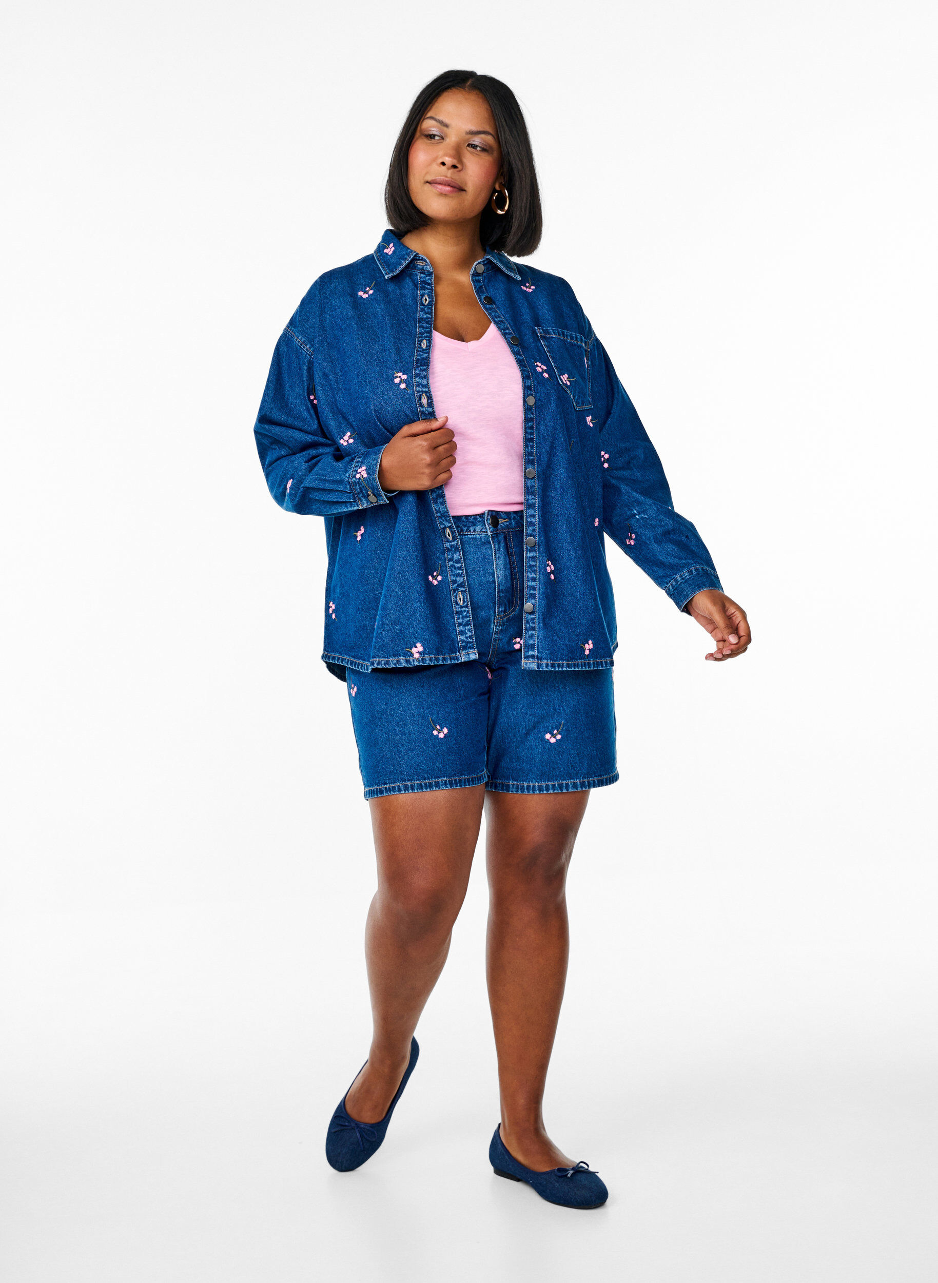 ZizziKorte spijkerbroek met geborduurde aardbeien, Blauw, Model image number 1