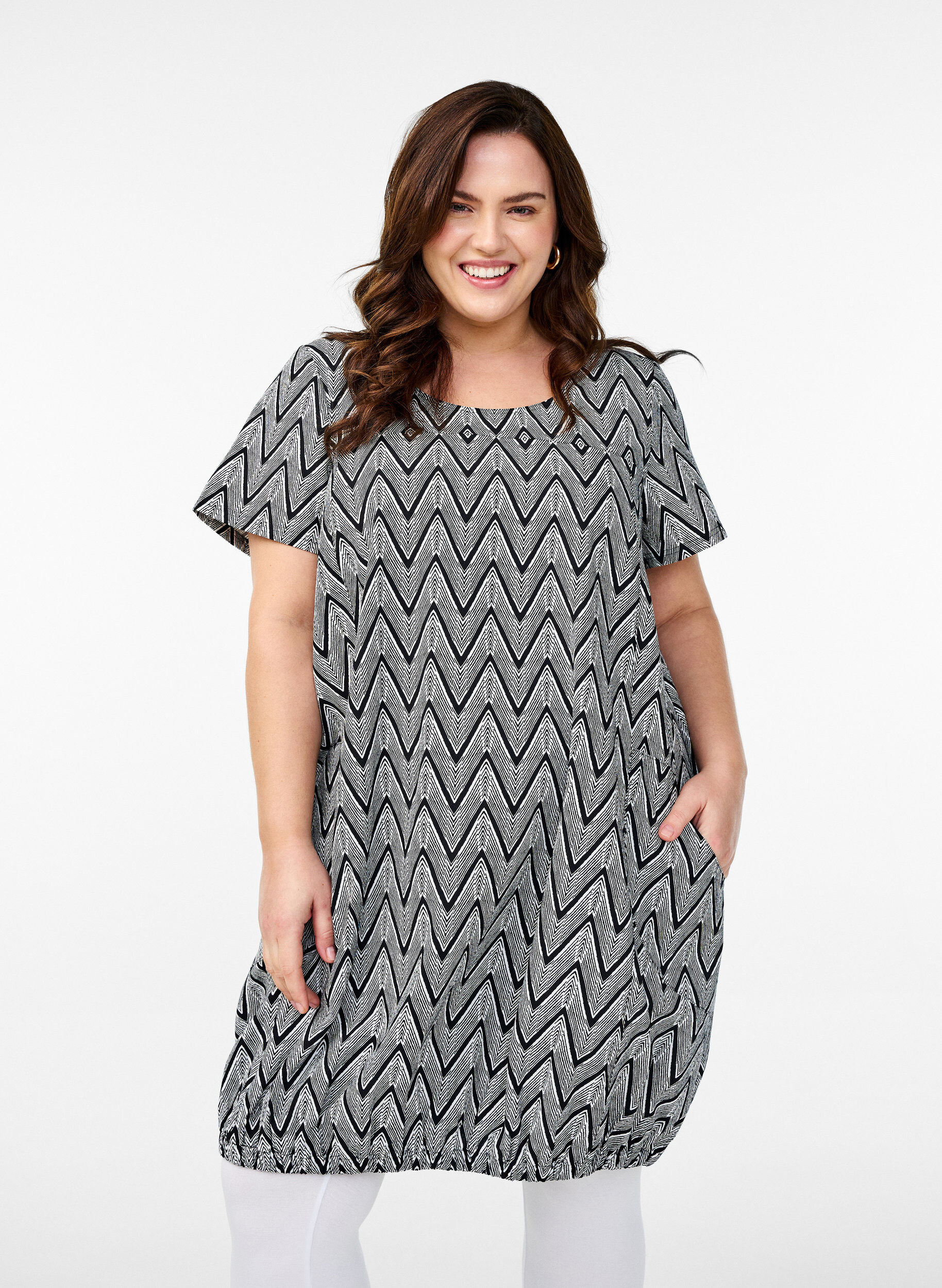 Katoenen jurk met korte mouwen en print, Zwart, Model