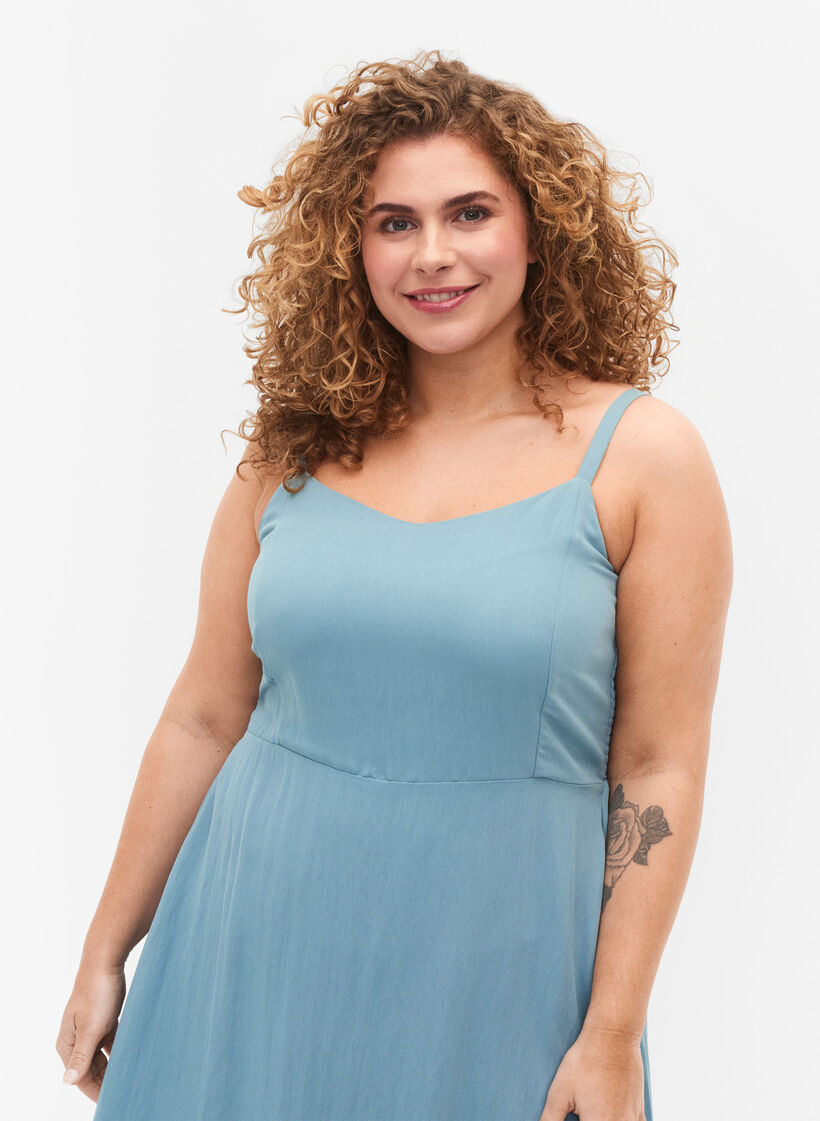 Robe &agrave; bretelles en viscose unie avec smockage, Smoke Blue, Model image number 2