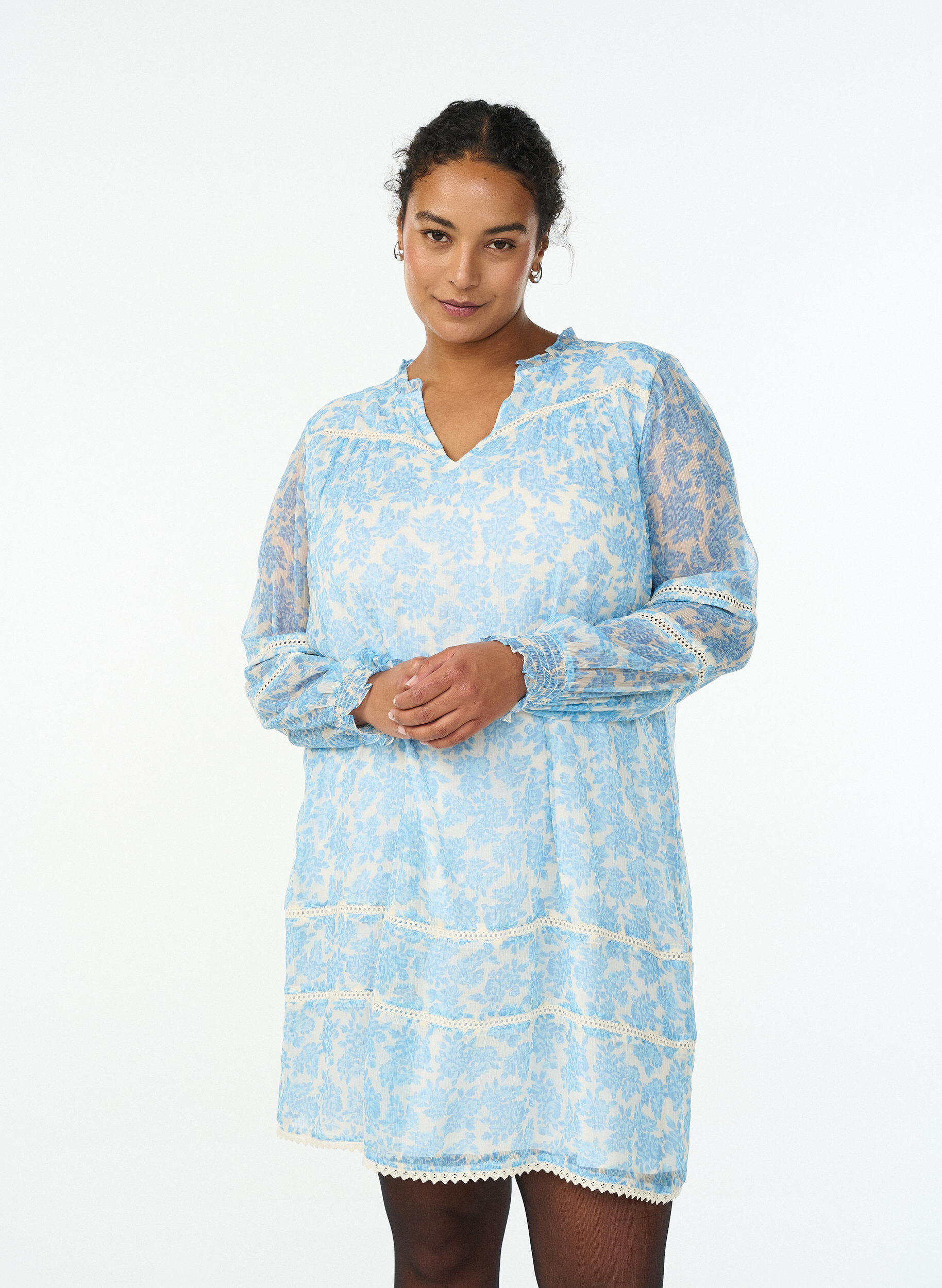 Robe courte en mousseline avec d&eacute;tails en crochet, Bleu Clair, Model