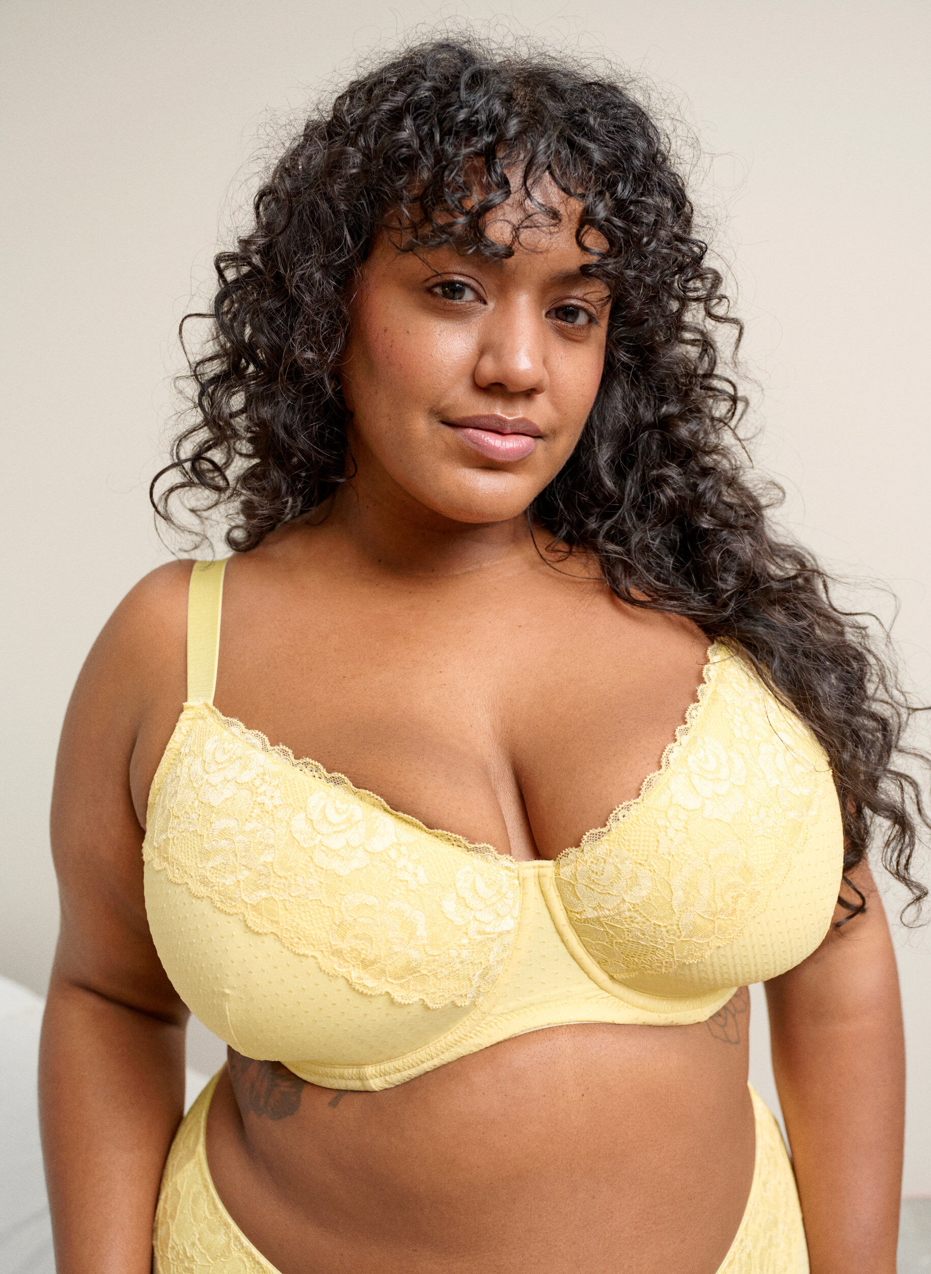 Zizzi Soutien-gorge rembourr&eacute; avec dentelle et texture dobby, Jaune clair, Image image number 0