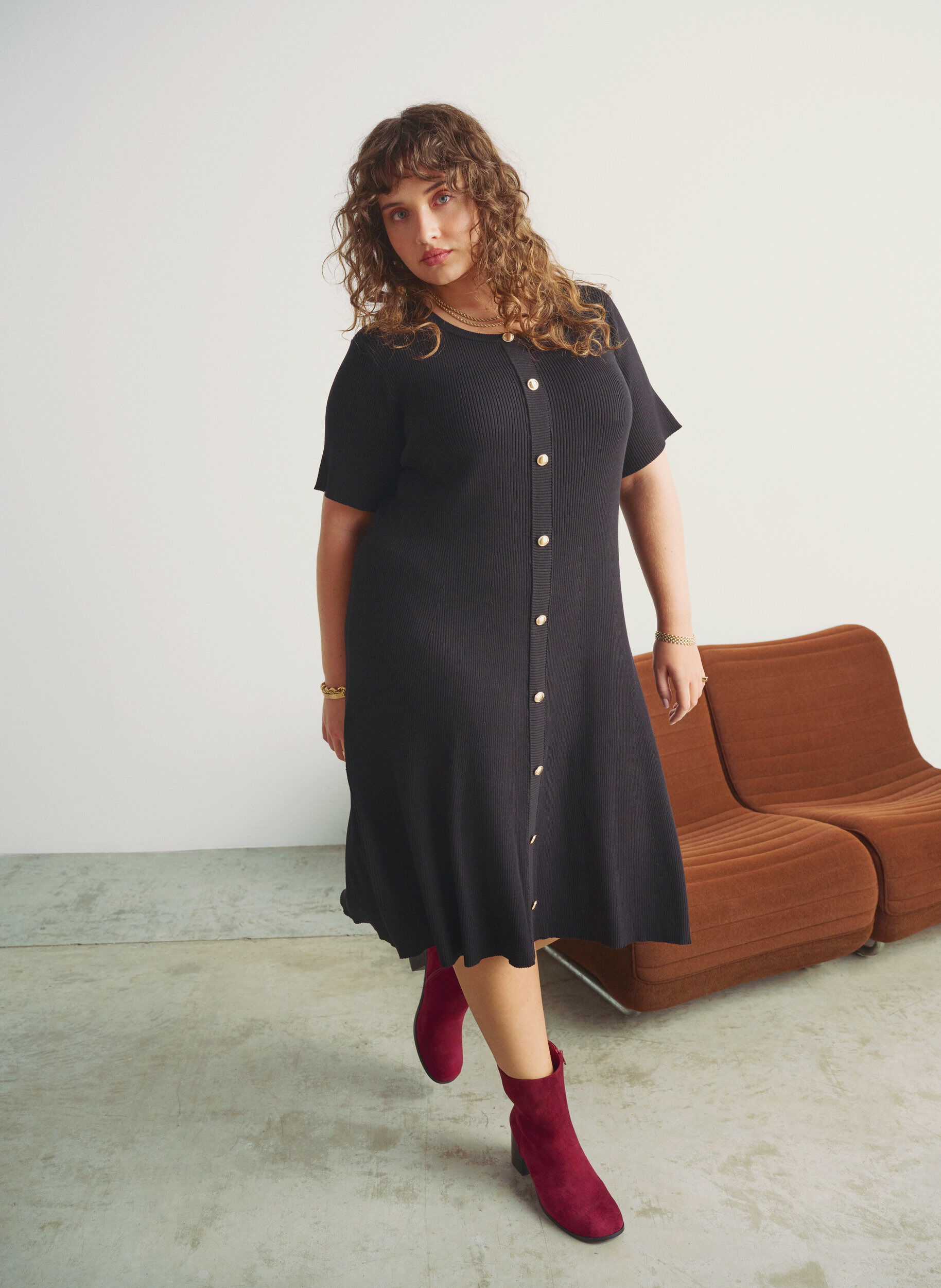 Zizzi Robe c&ocirc;tel&eacute;e avec boutons d&eacute;coratifs et manches courtes, Noir, Image image number 0