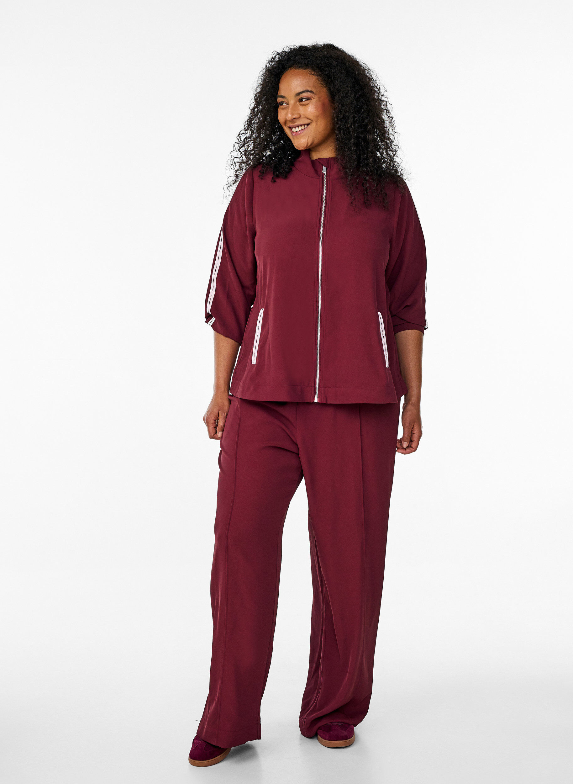 Zizzi Veste de surv&ecirc;tement avec d&eacute;tails sport et fermeture &eacute;clair, Bordeaux fonc&eacute;, Model image number 1