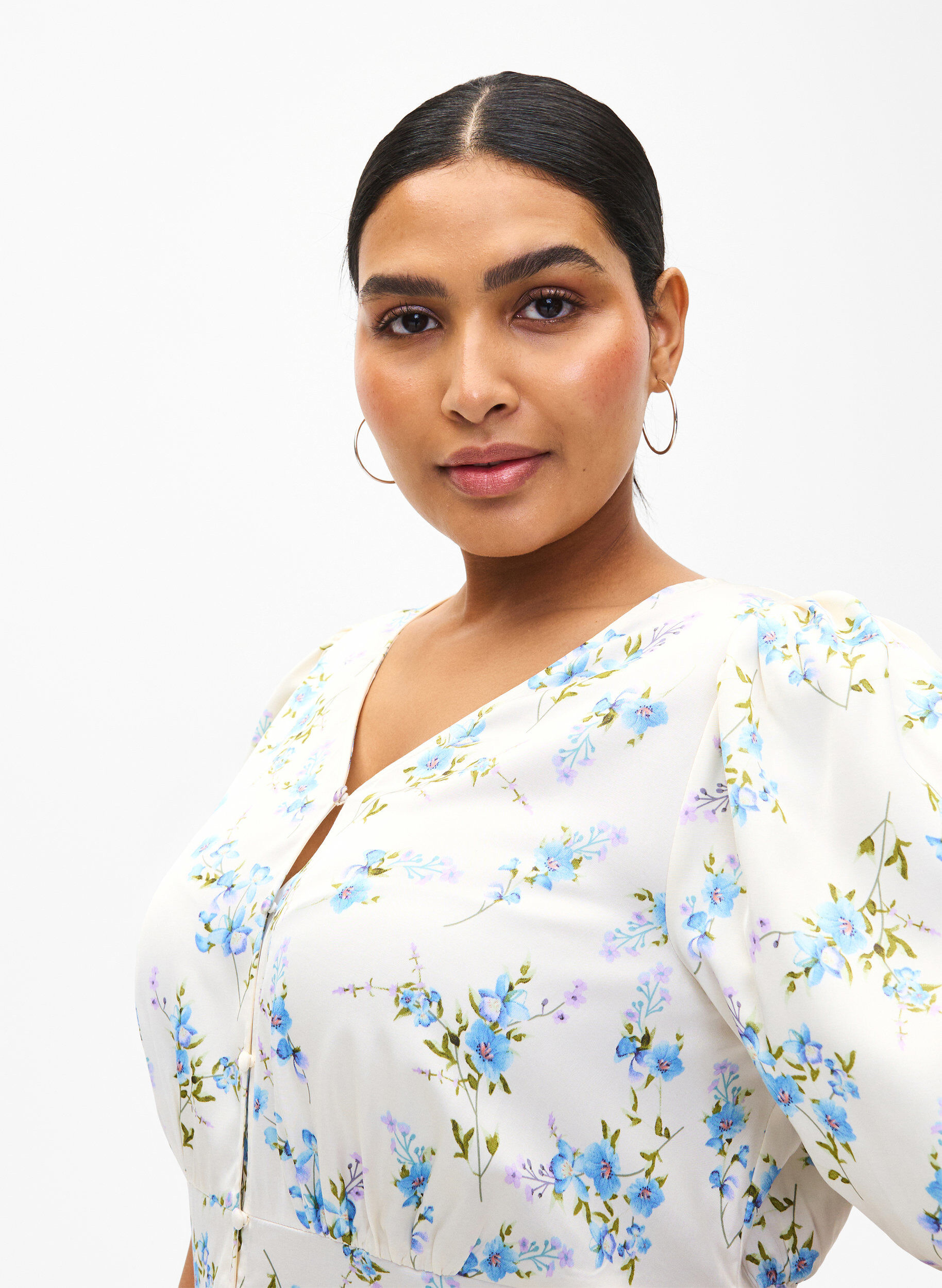 ZizziSatijnen jurk met pofmouwen en bloemenprint, Off White Blue Fl., Model image number 2