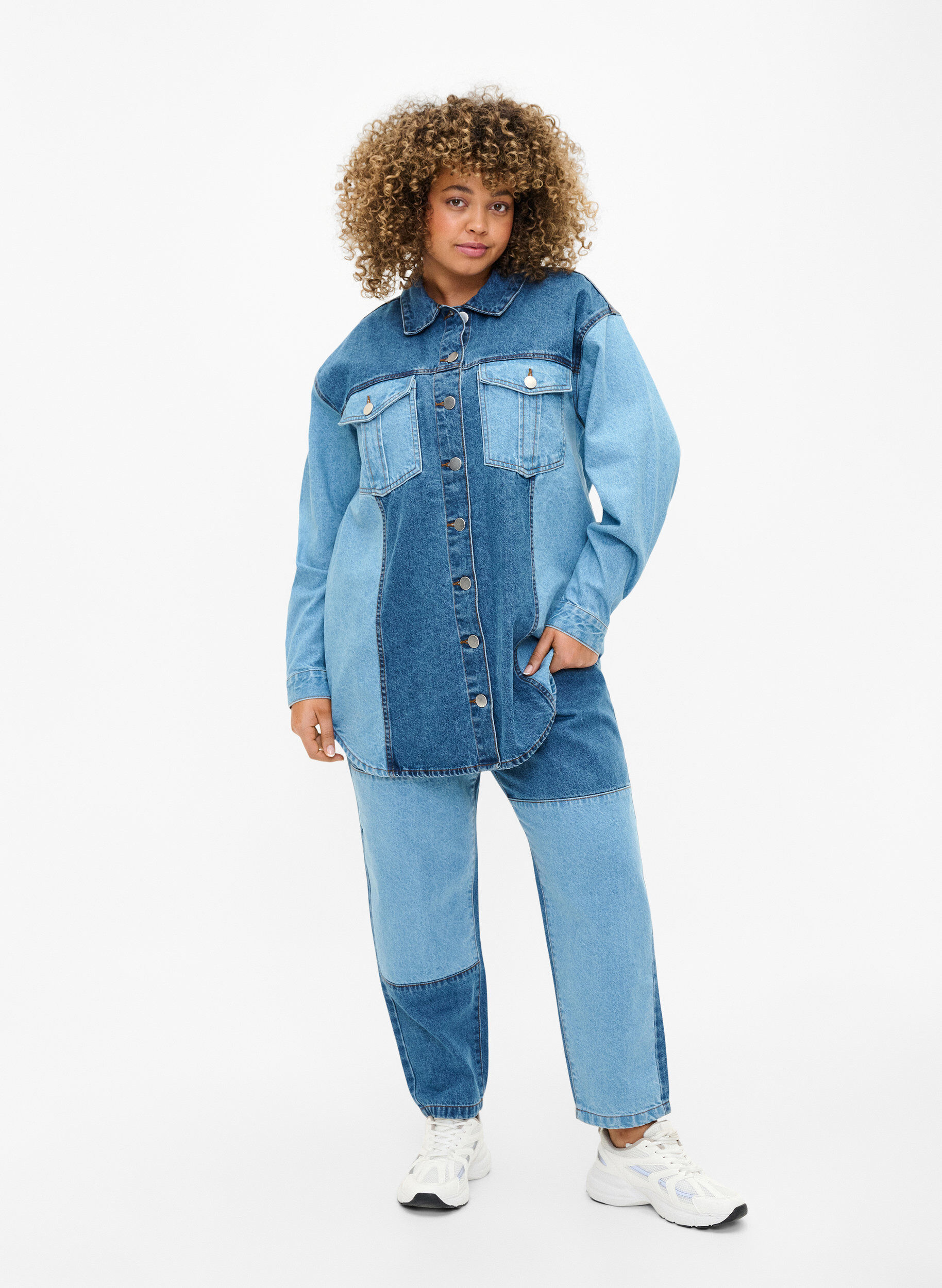Zizzi Veste en jean color block, Light Blue Denim, Model image number 2