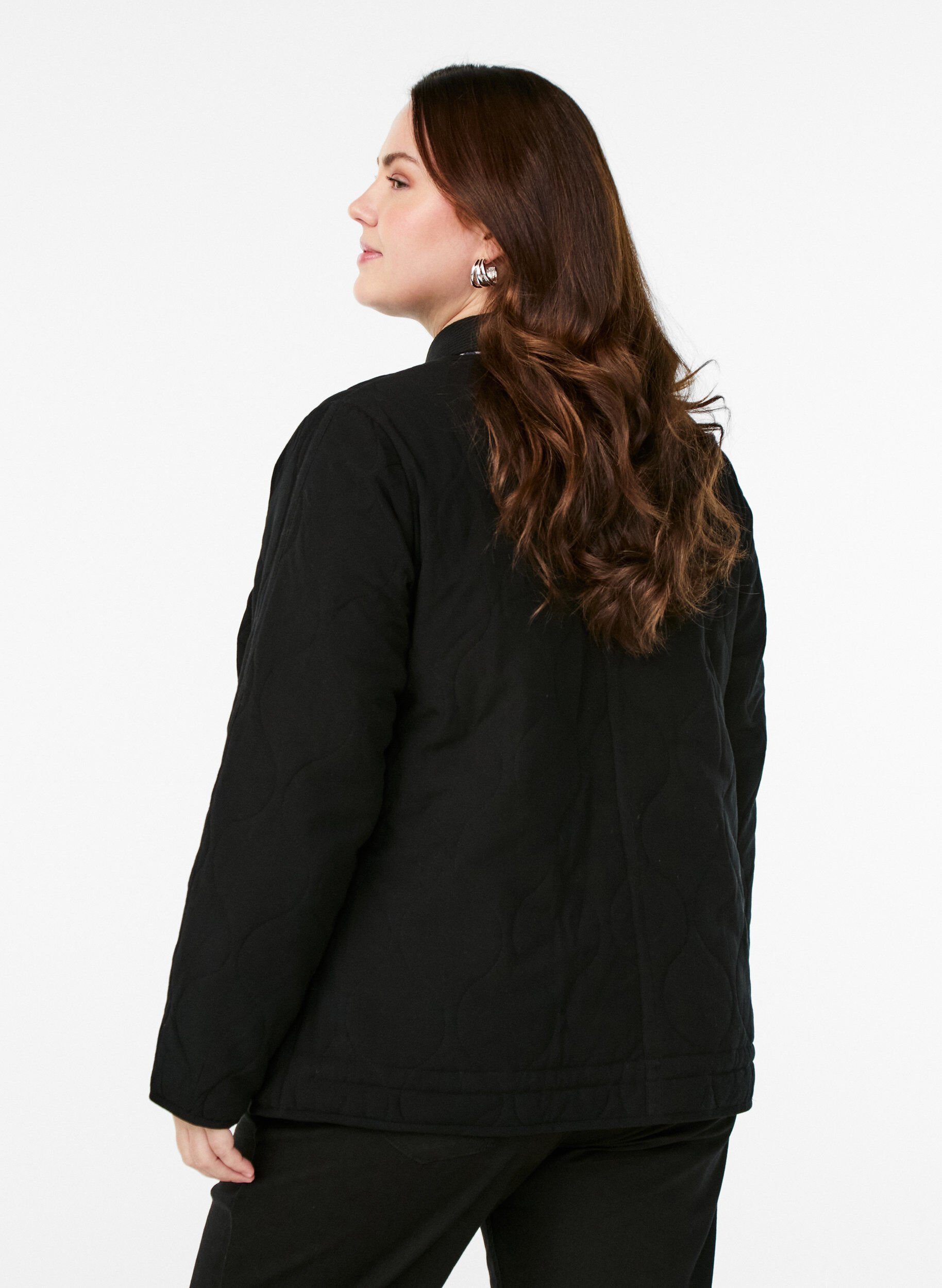 Zizzi Veste matelass&eacute;e avec boutons et poches, Noir, Model image number 2