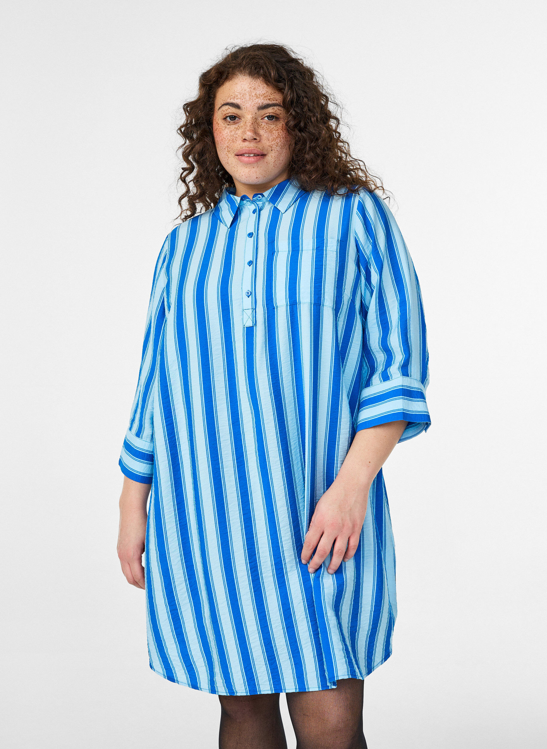 Robe courte avec col et poche poitrine, Bleu, Model