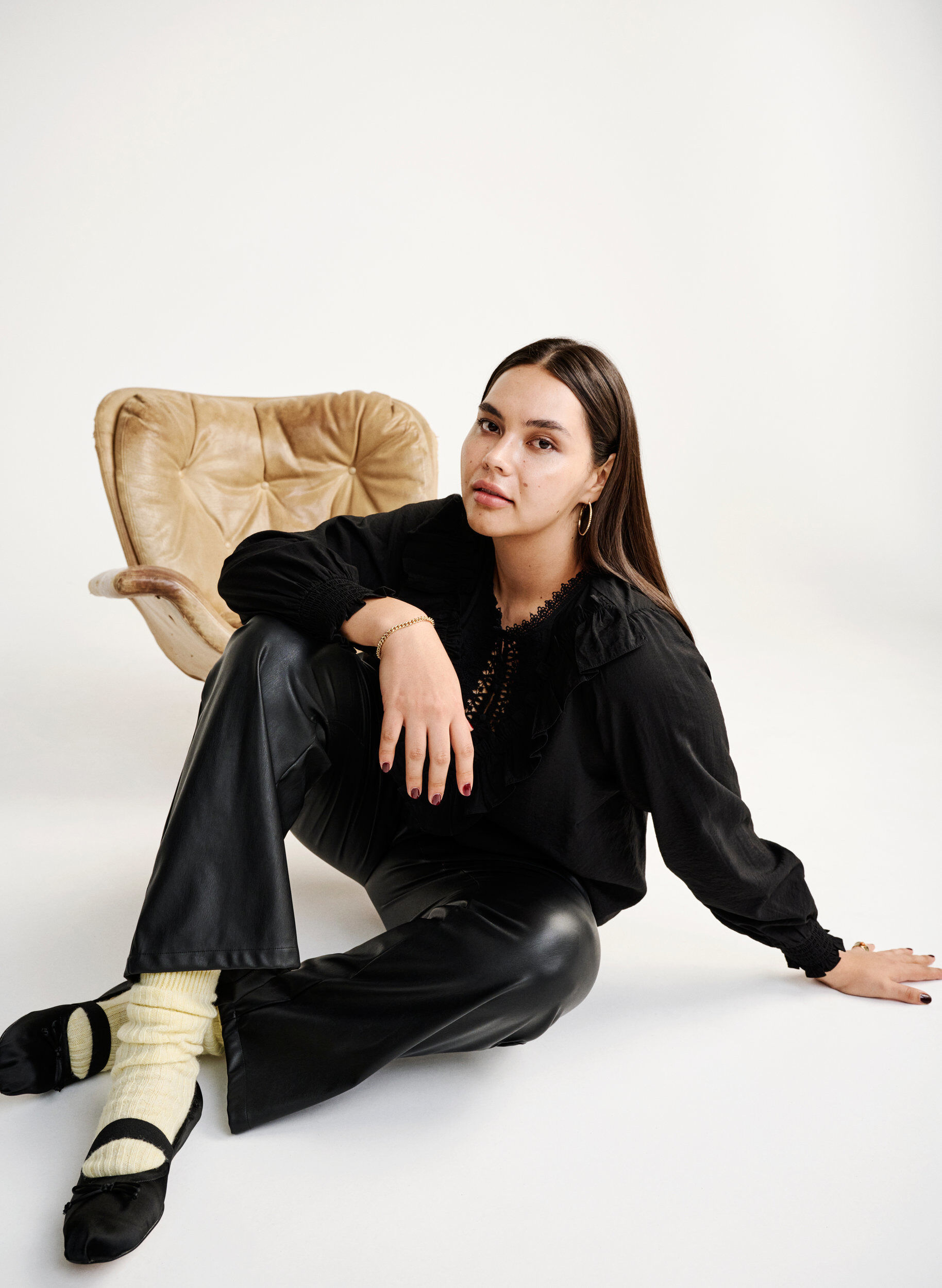 Zizzi Blouse en viscose avec volants et d&eacute;tails brod&eacute;s, Black, Image image number 0