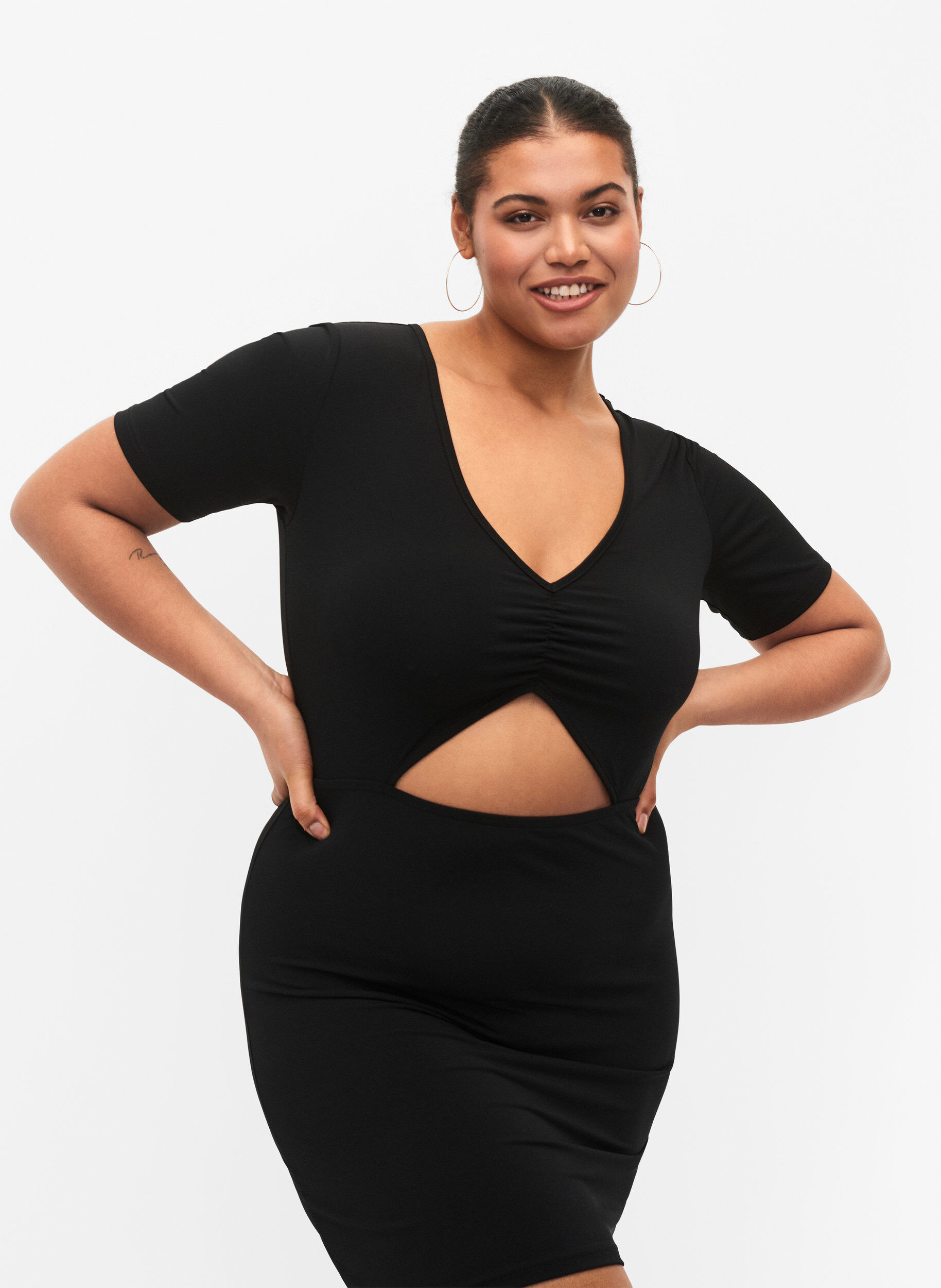 Zizzi Robe courte avec d&eacute;coupe, Black, Model image number 2