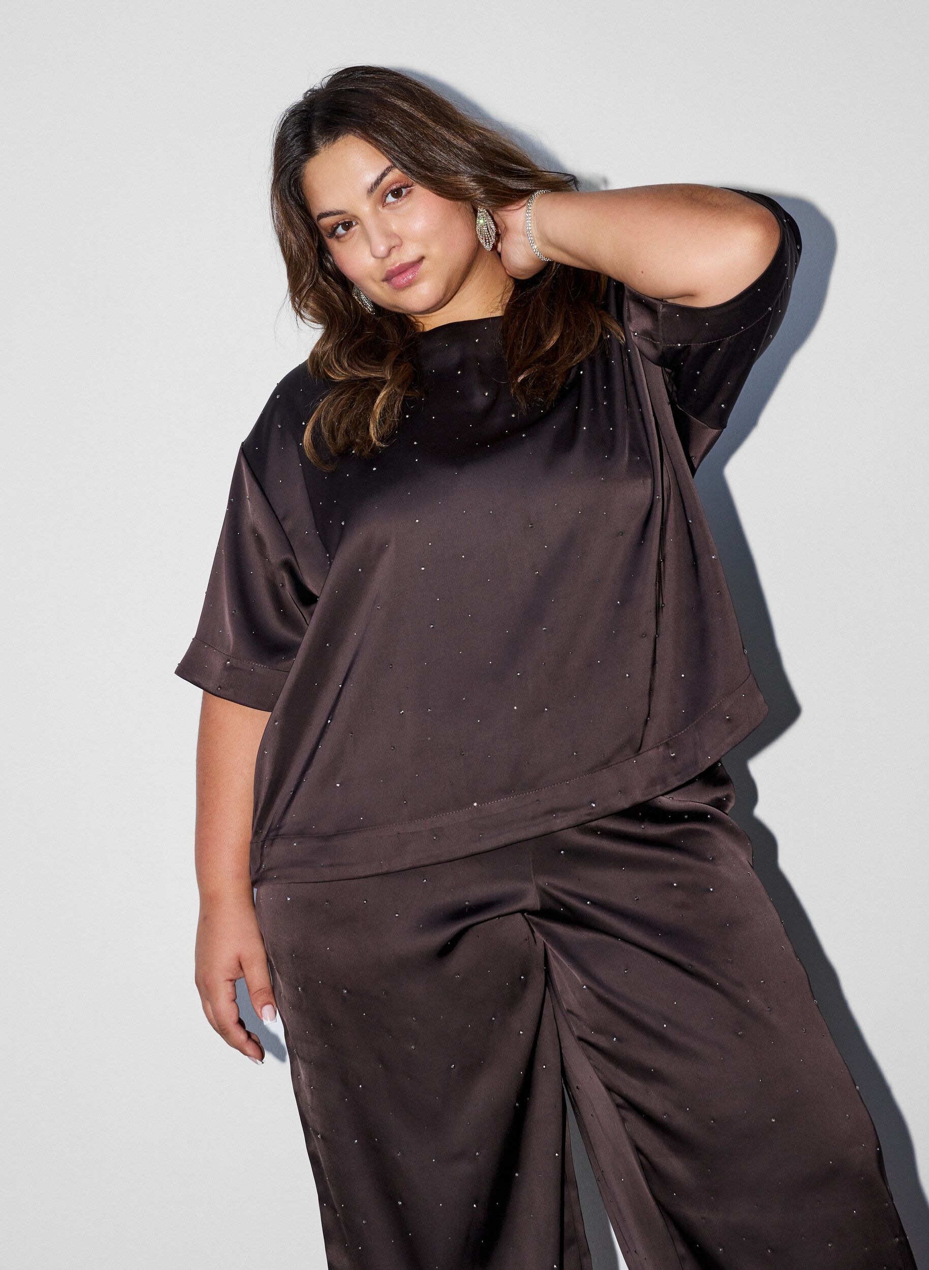 Blouse en satin avec strass et manches au coude, Marron, Model