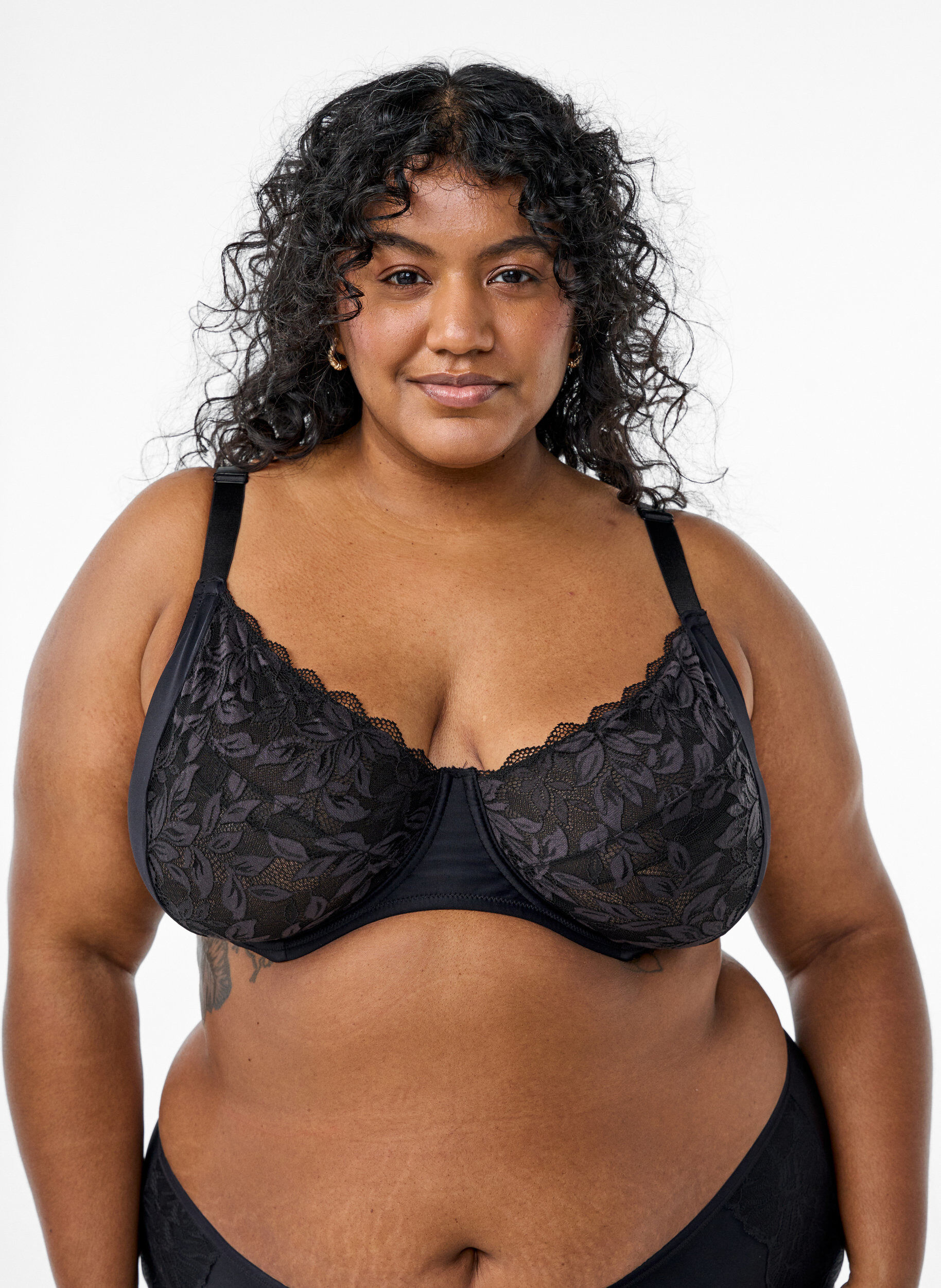 Soutien-gorge couvrant en dentelle, Noir, Model