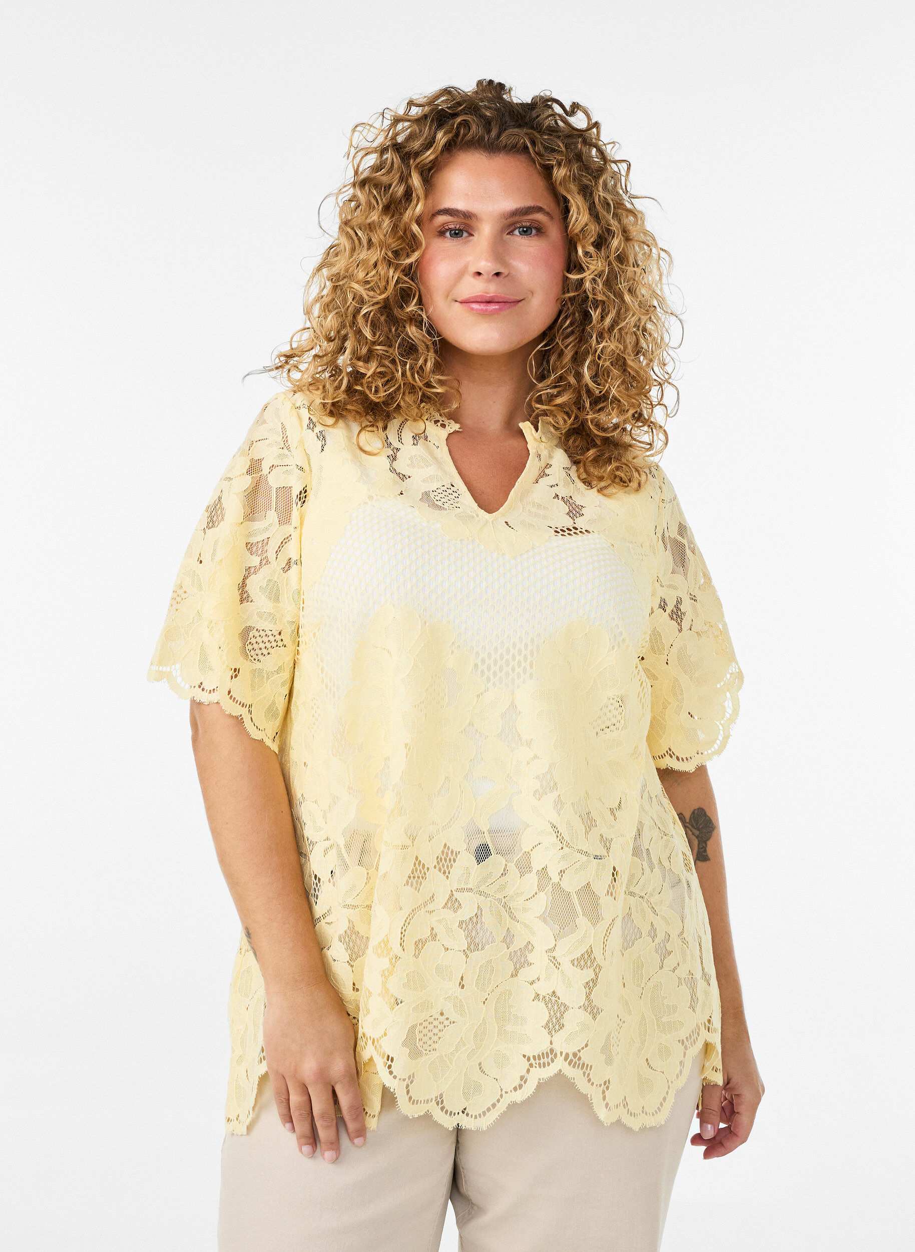 Kanten blouse met ruchekraag en korte mouwen, Geel, Model