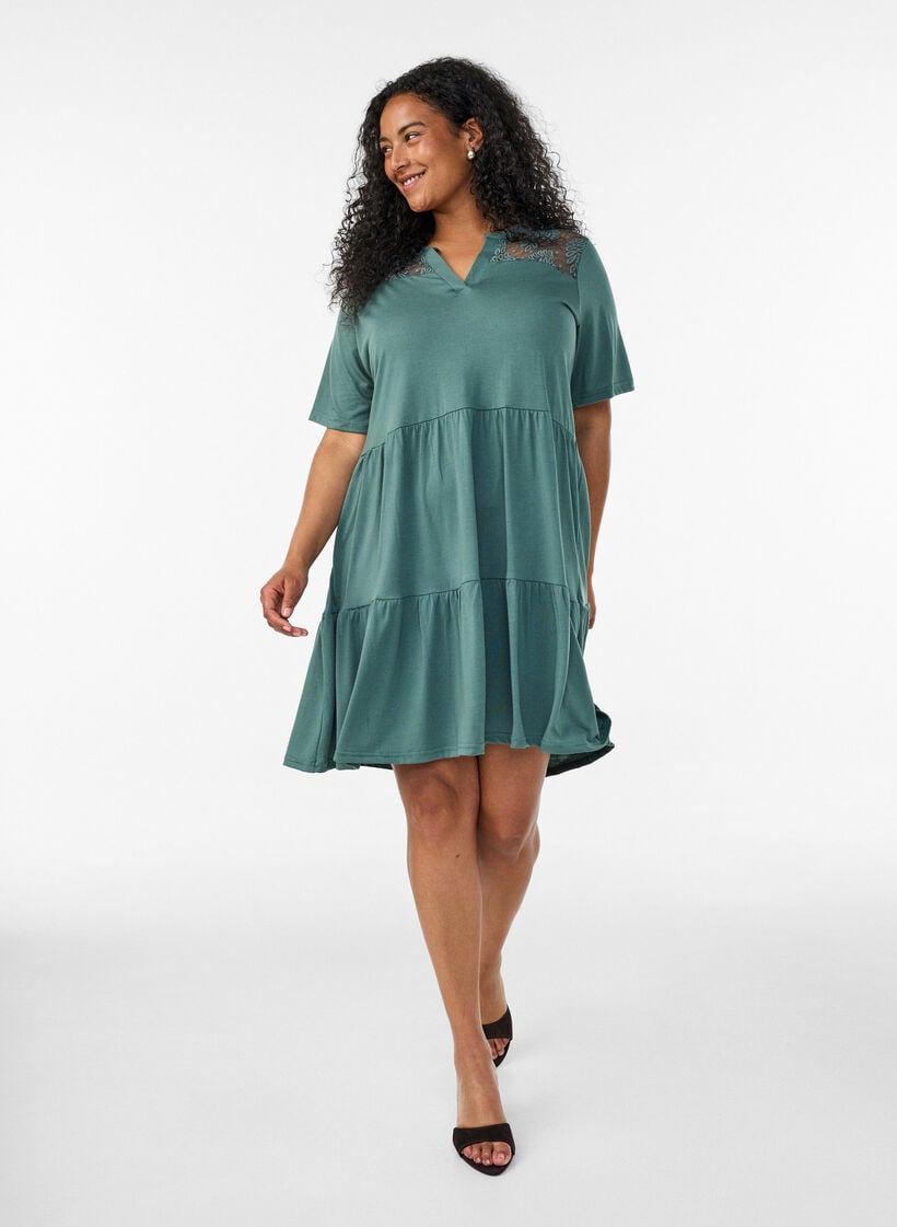 Robe en jersey avec d&eacute;tails en dentelle et jupe superpos&eacute;e, Vert, Model image number 1