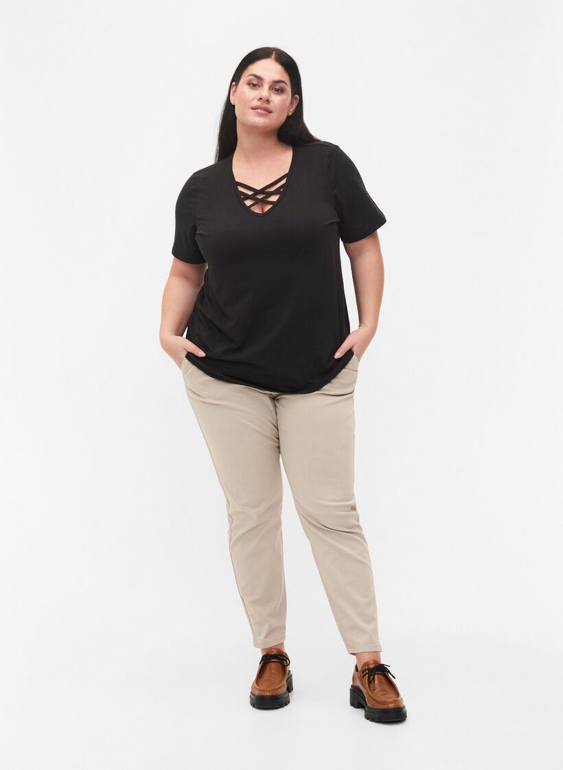 T-shirt met v-hals en kruisdetail, Black, Model image number 2