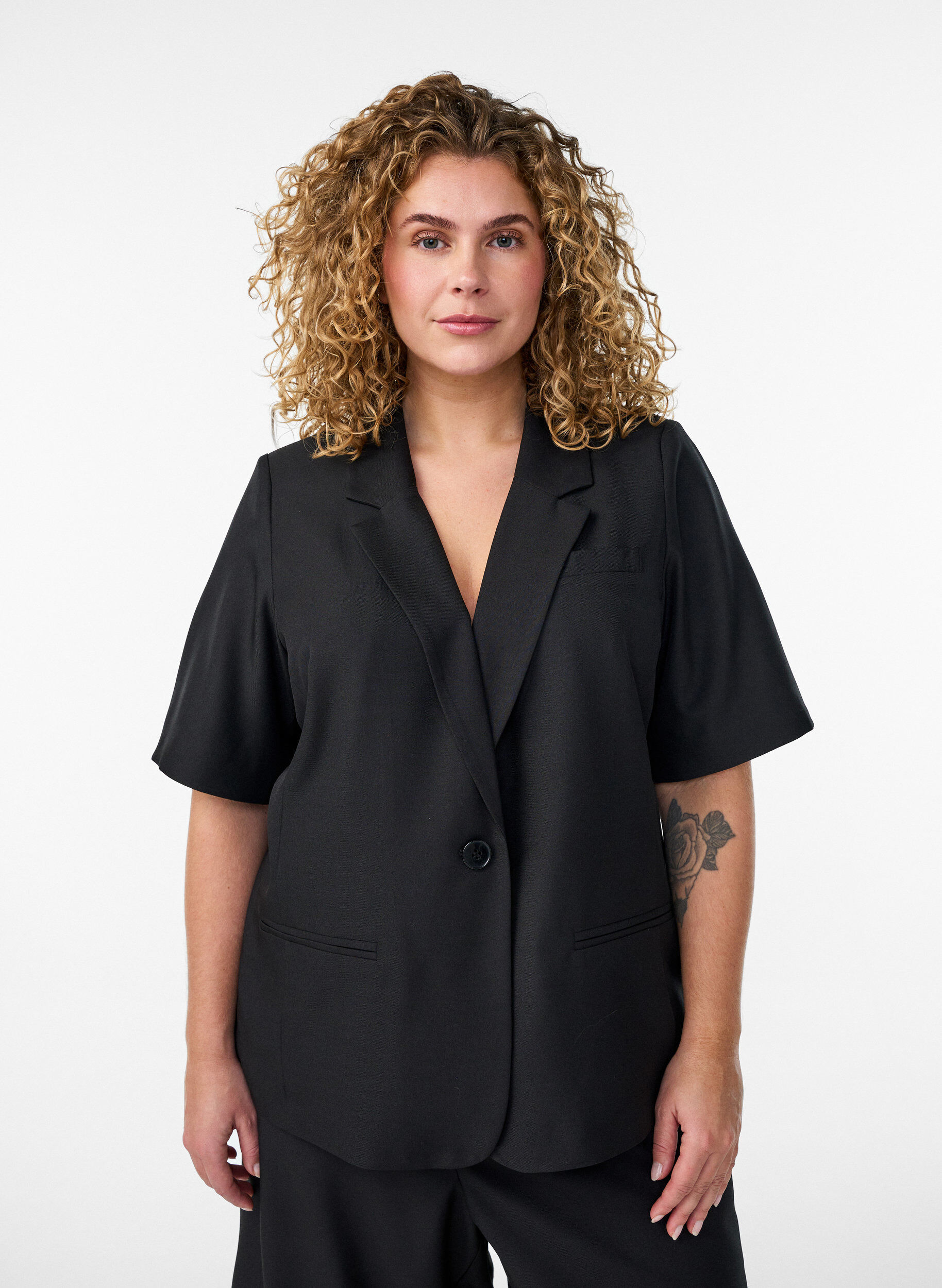 Zizzi Blazer avec manches courtes et revers, Noir, Model image number 0