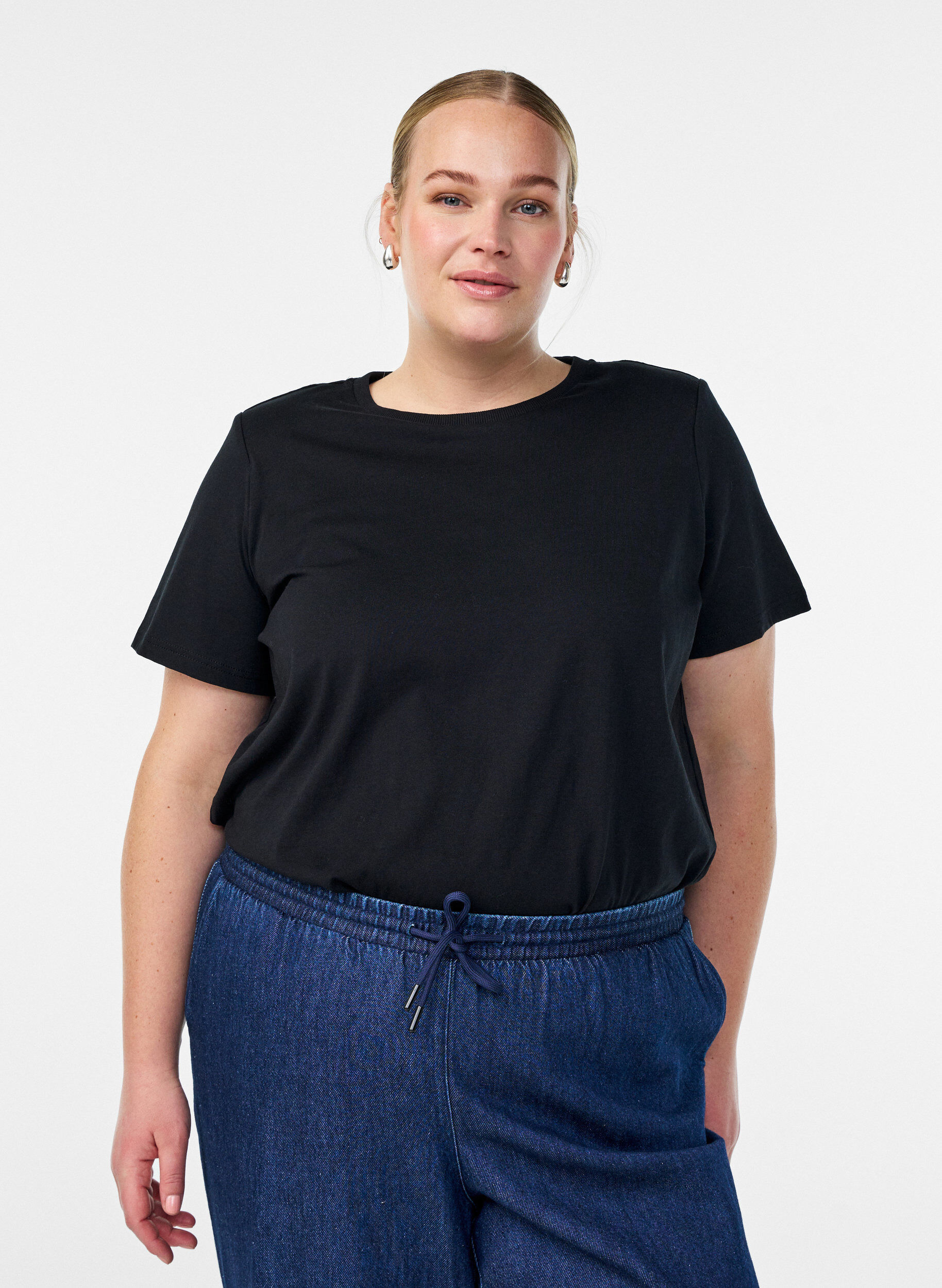 Basic katoenen T-shirt met schoudervullingen, Zwart, Model